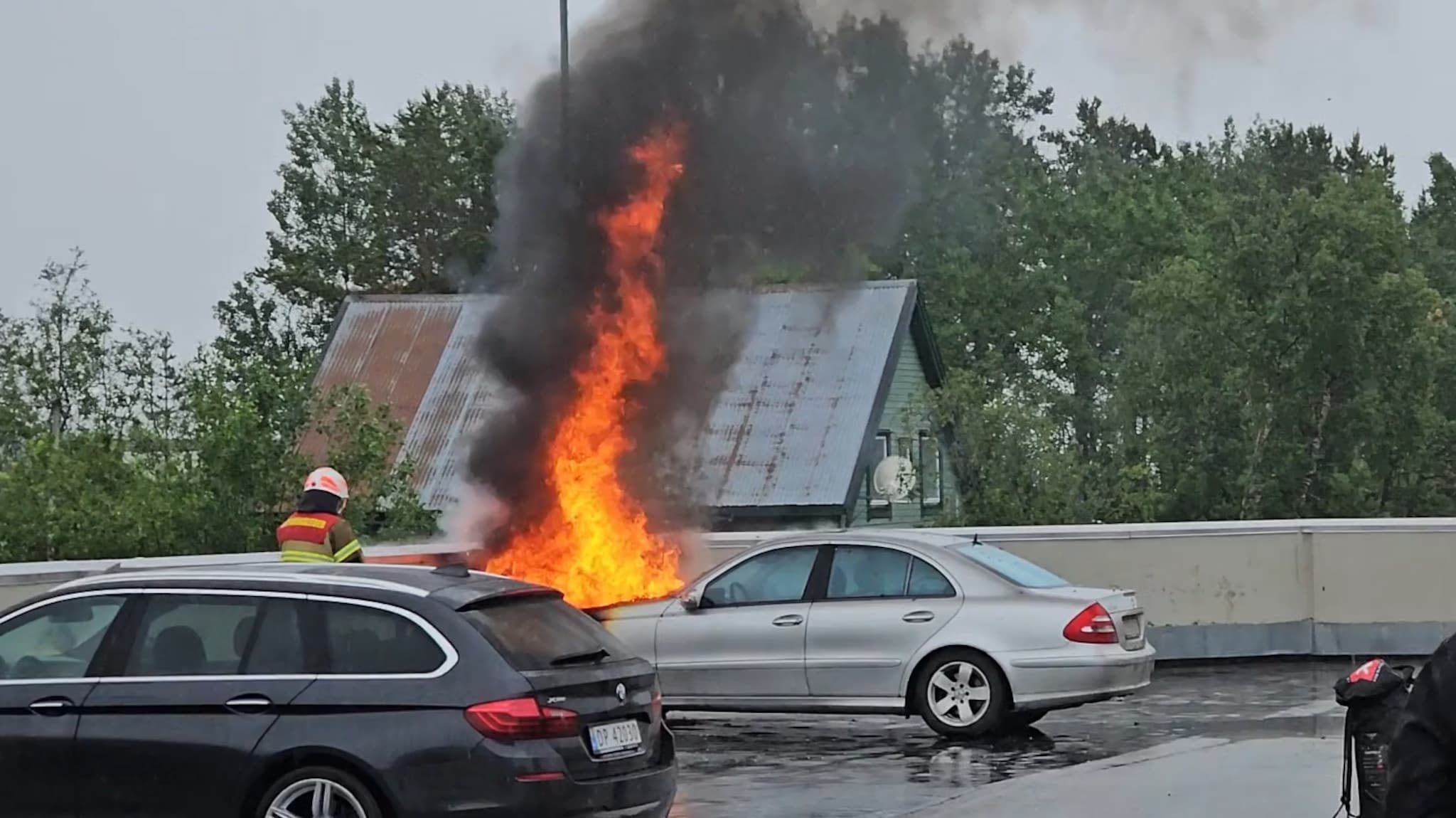 Bil i brann på Amfitaket