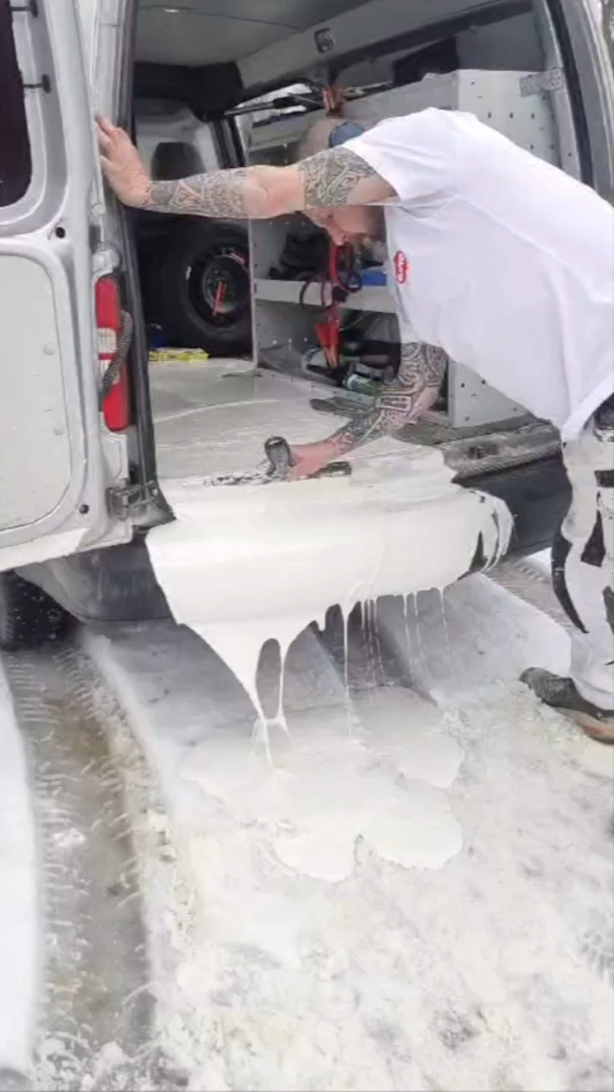 Grisete ferd på dårlig fylkesvei