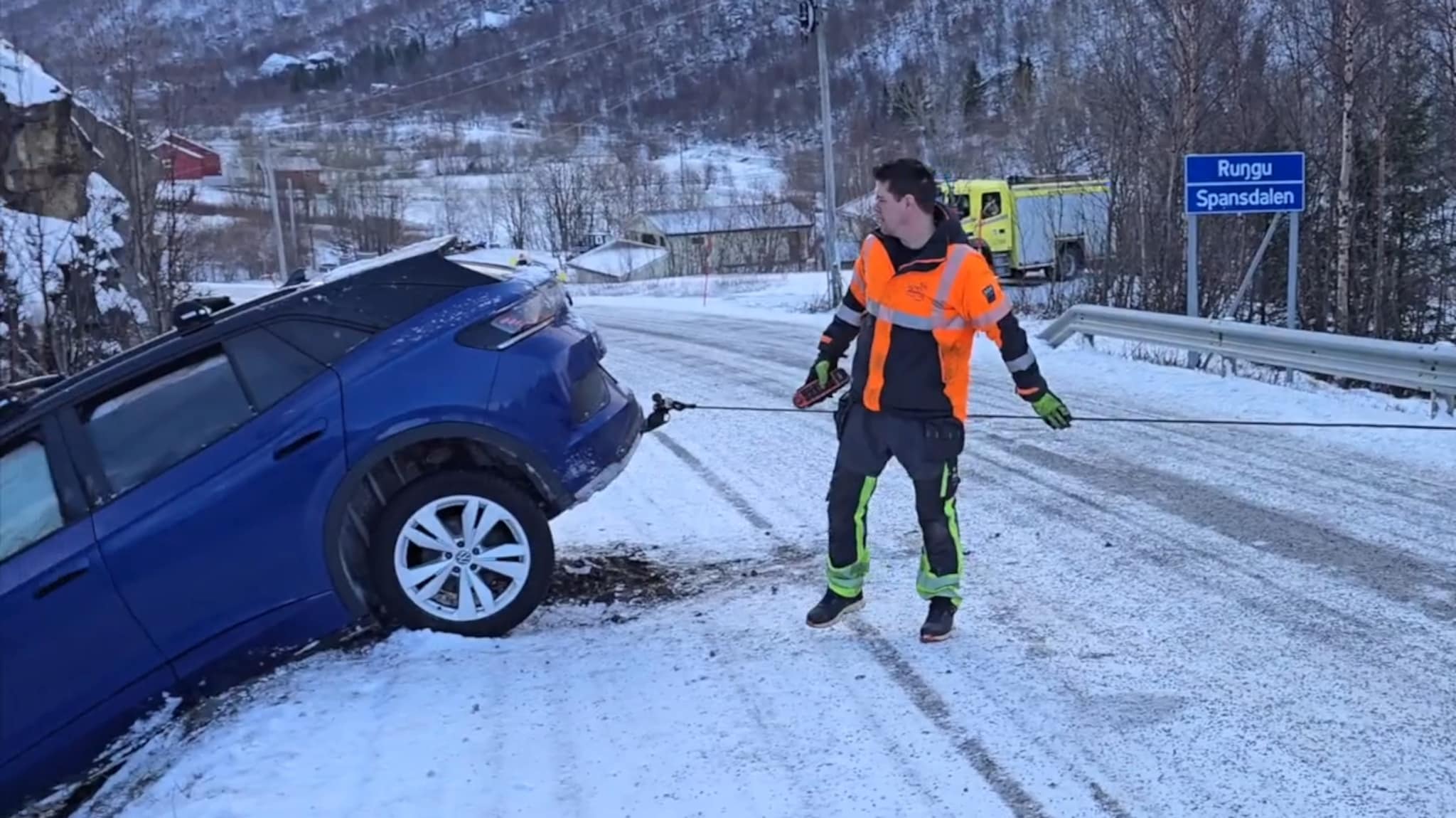 Smalt i bergveggen — glatte veier
