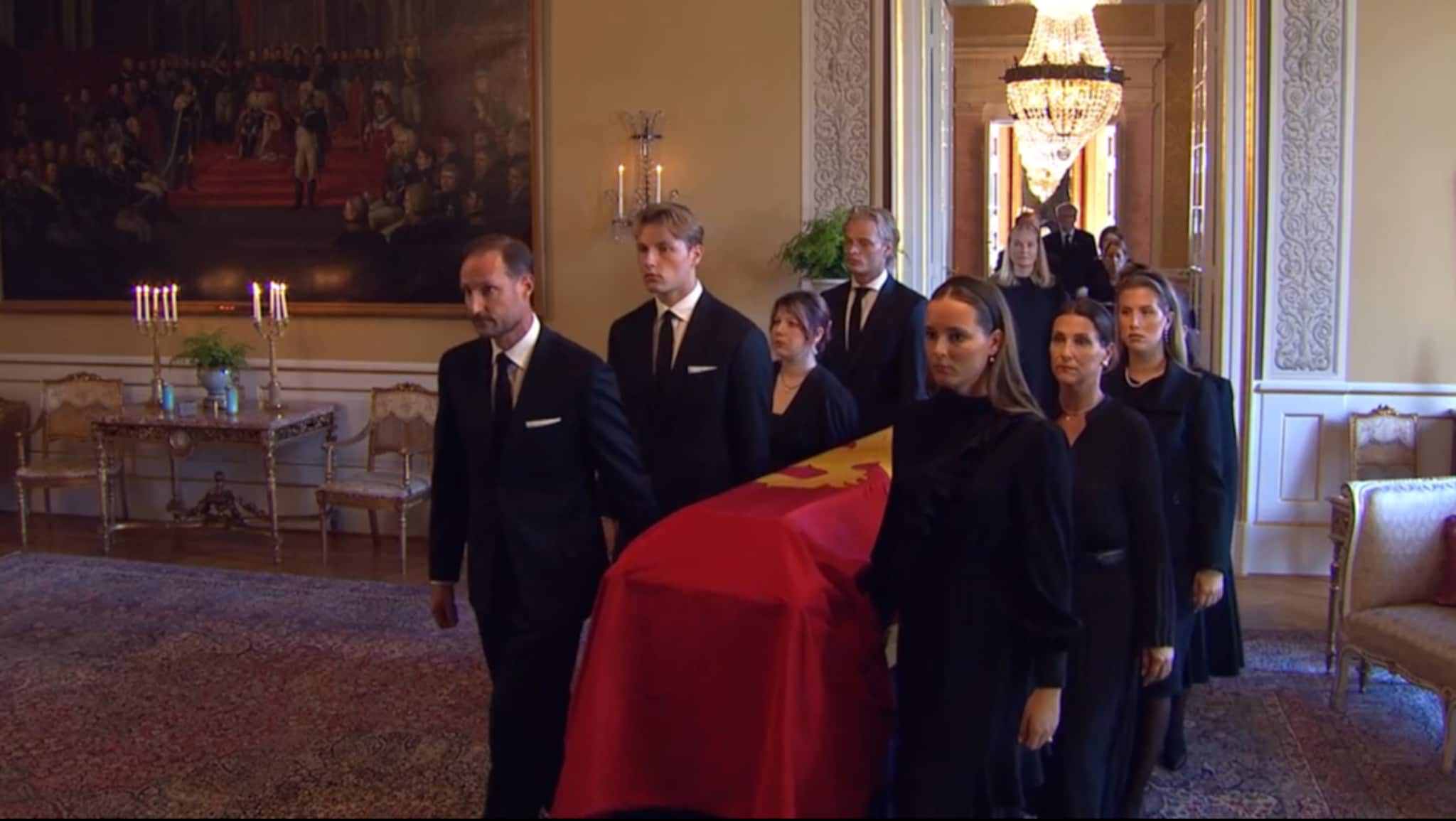 Kong Haralds båre flyttes til Slottskapellet