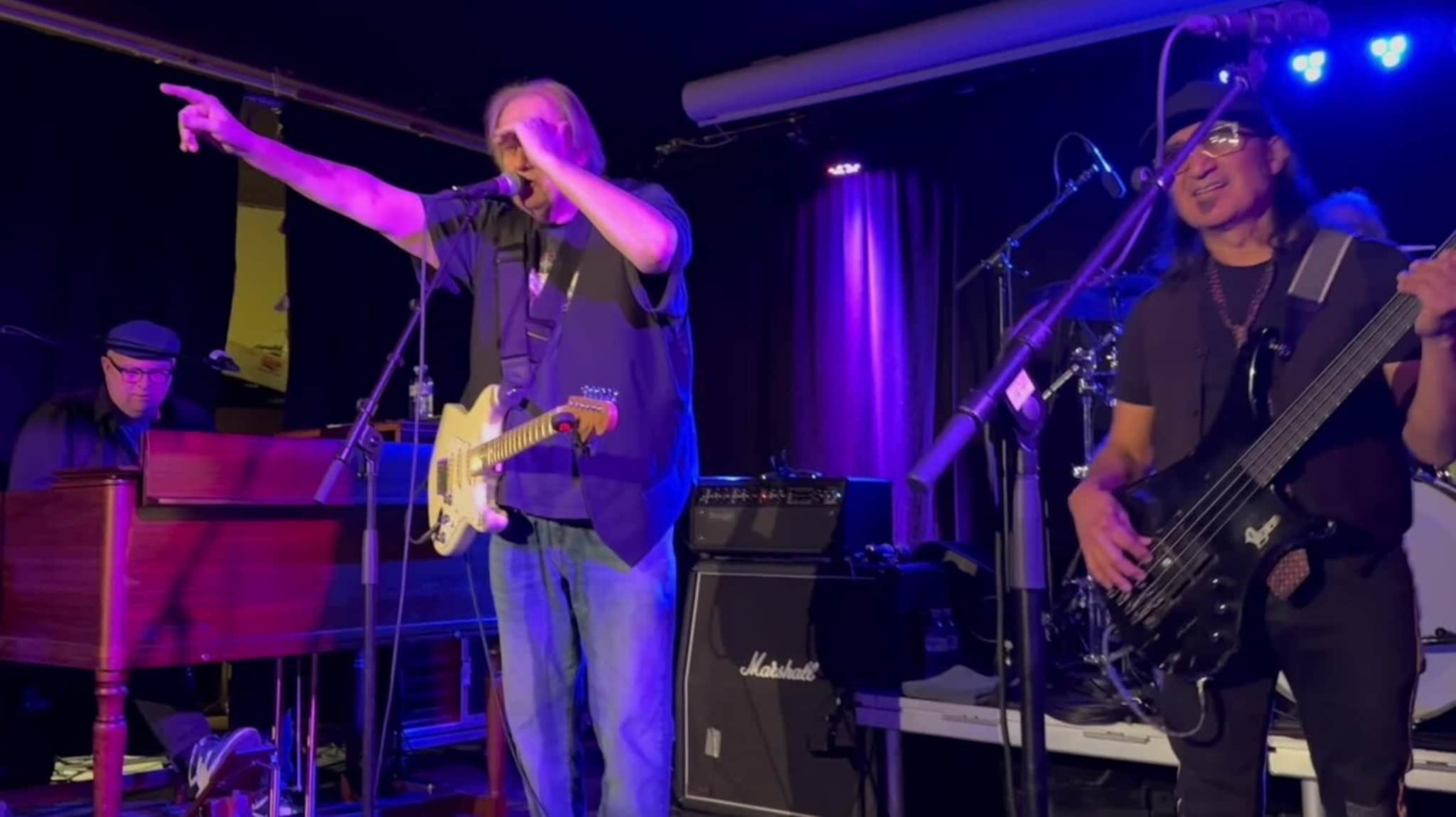Fullt hus og full jubel for merittert bluesgitarist