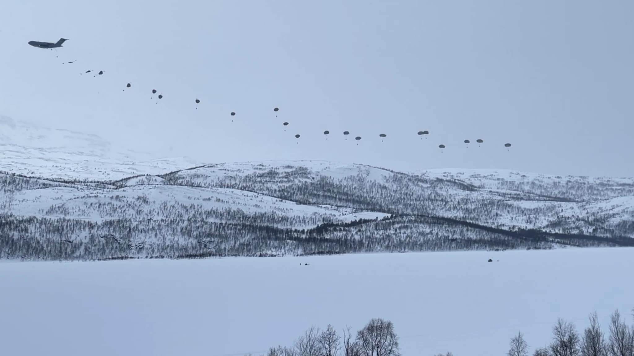 Her hopper 128 soldater ut av flyet over Takvatnet
