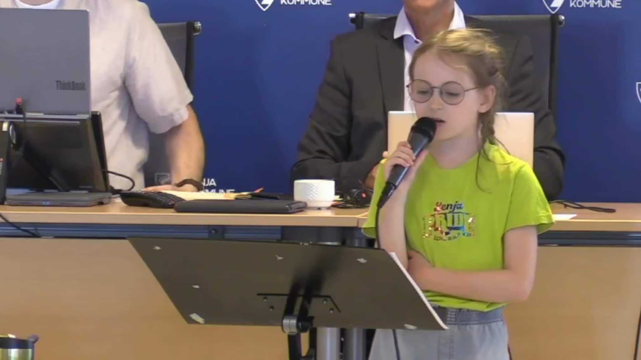 Helene (8) sjarmerte kommunestyret i Senja
