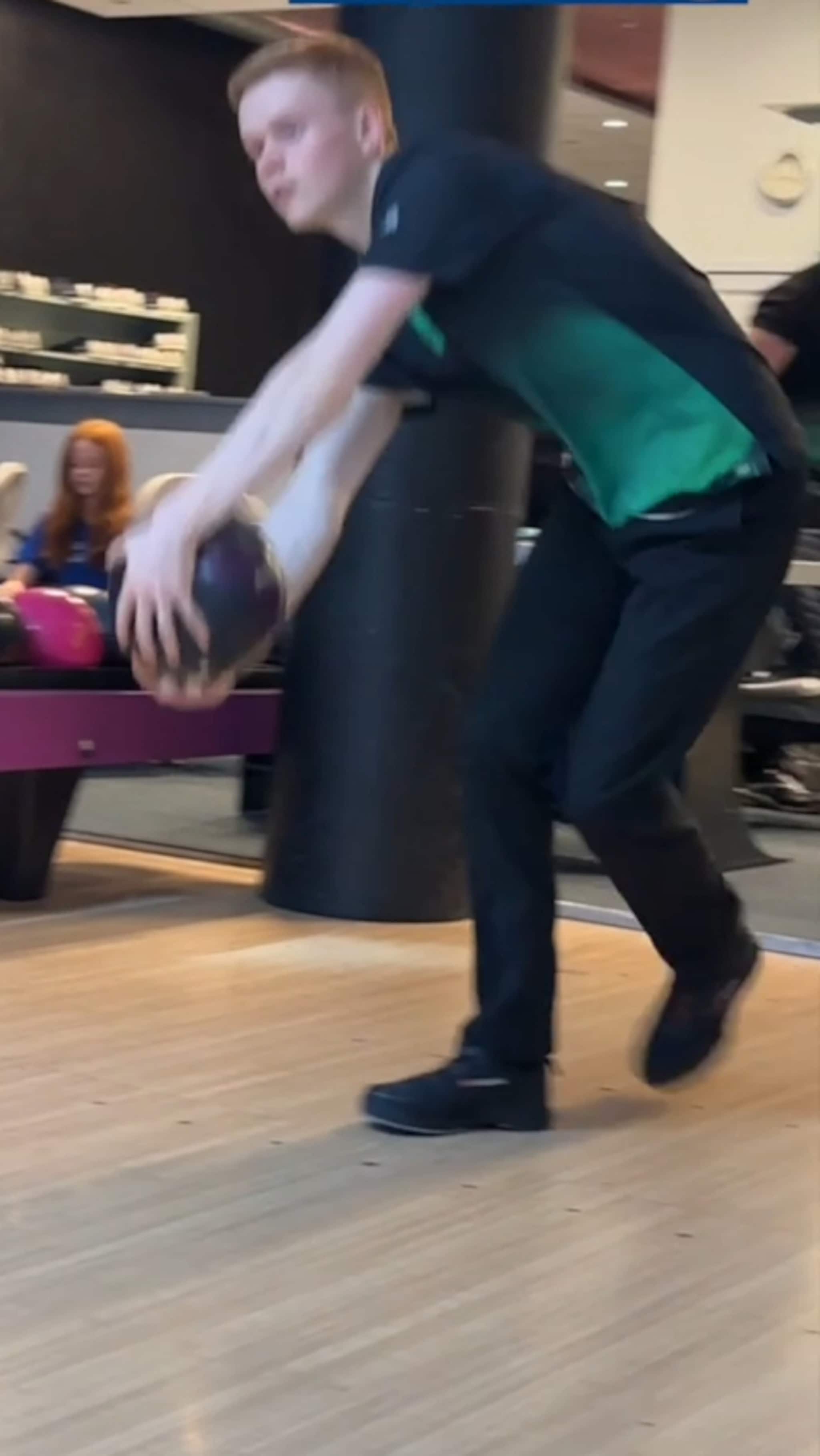 Her bowler de med to hender