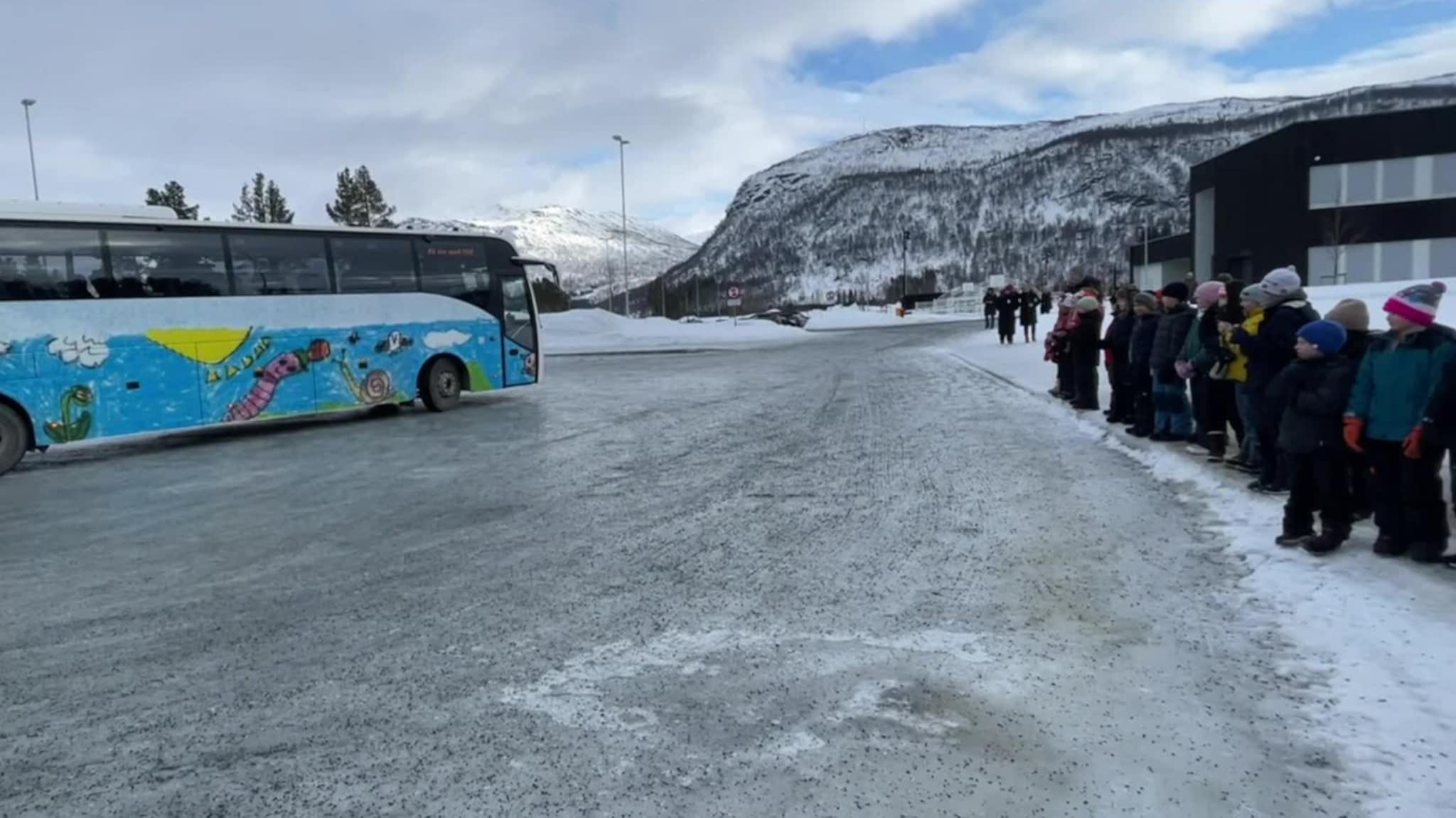 Emilies tegning skal pryde Tide-bussen