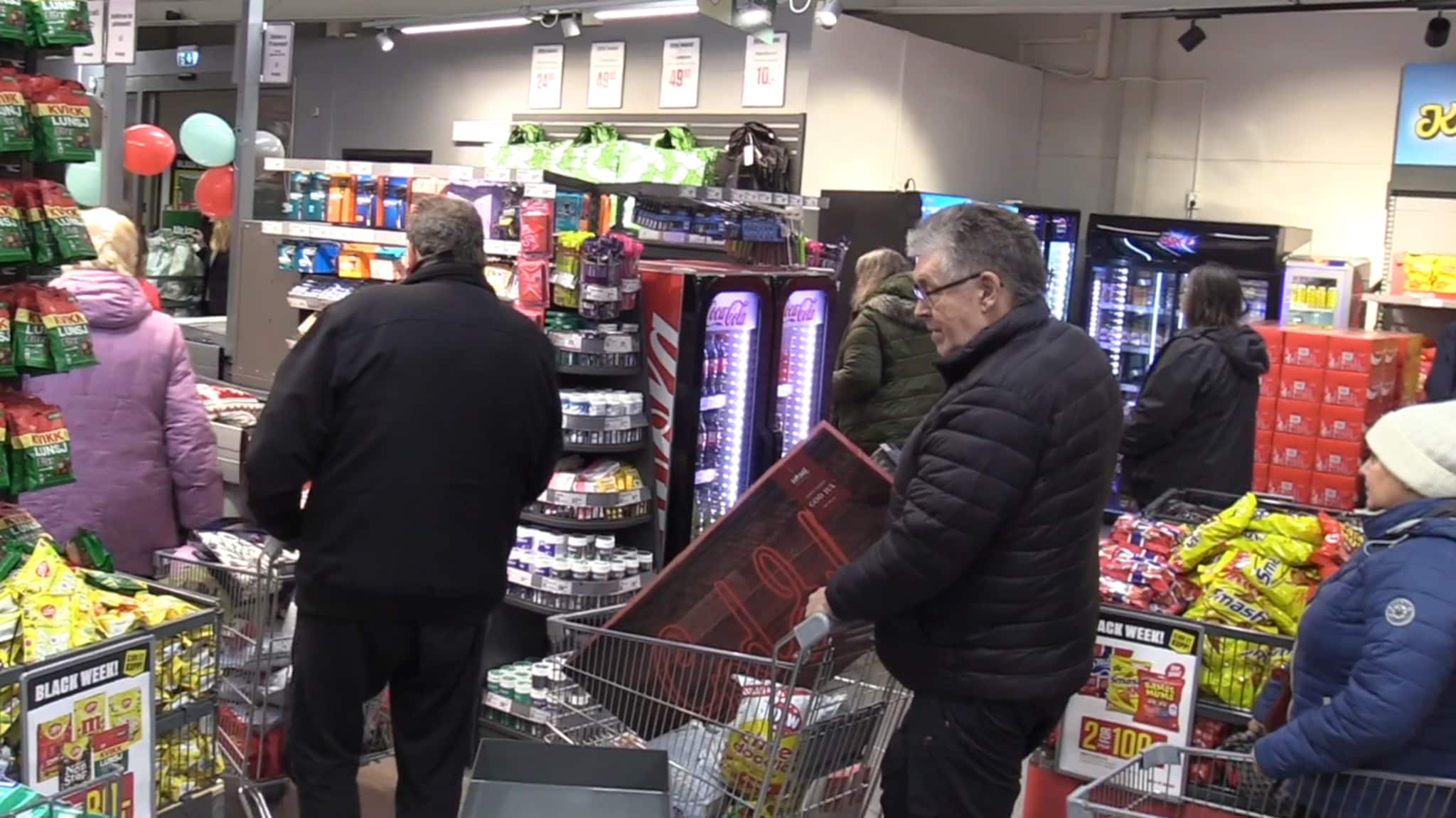 Folksomt på ny-åpning av butikk