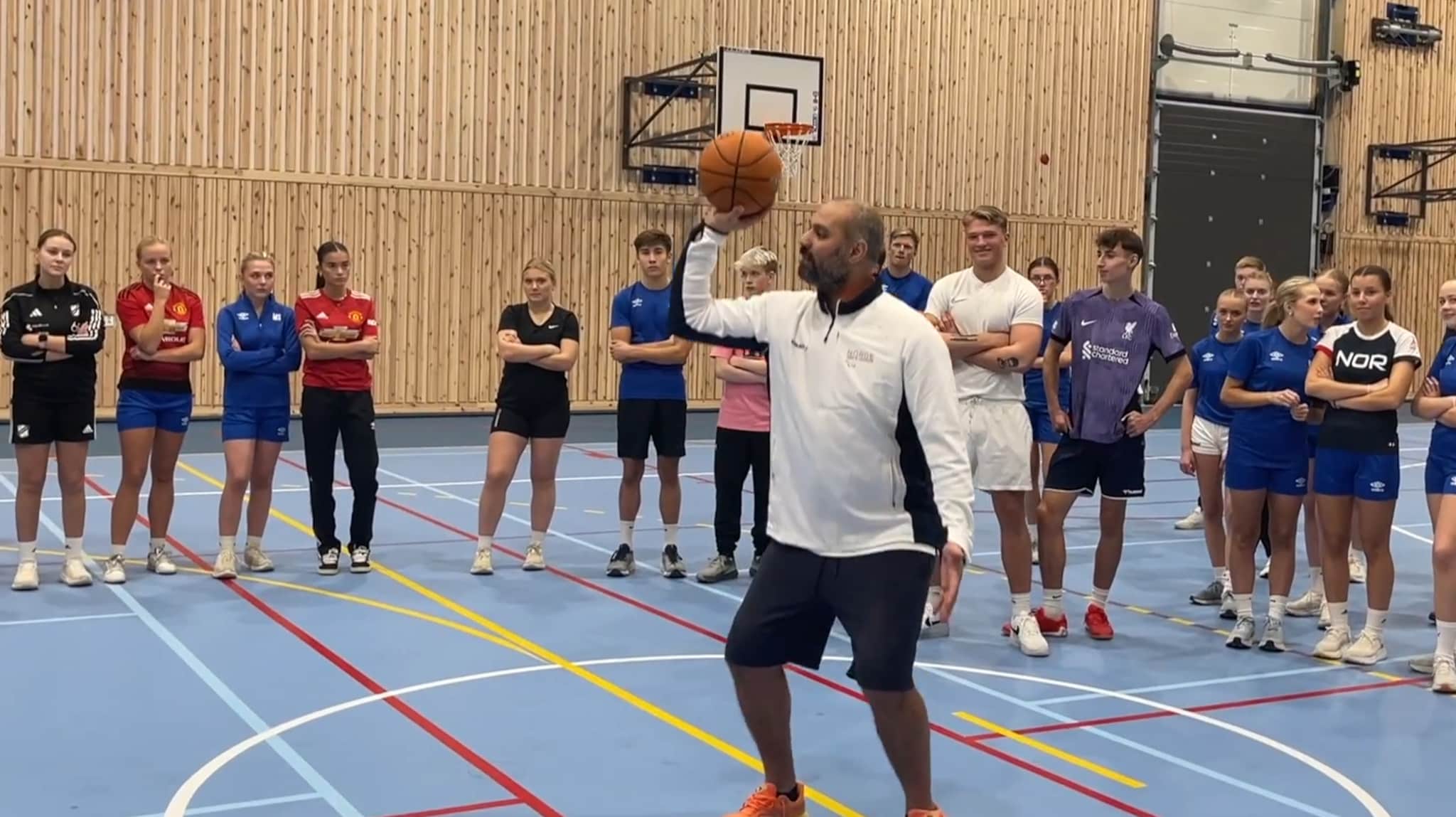 Basketbrødre hjelper elevene med riktig valg