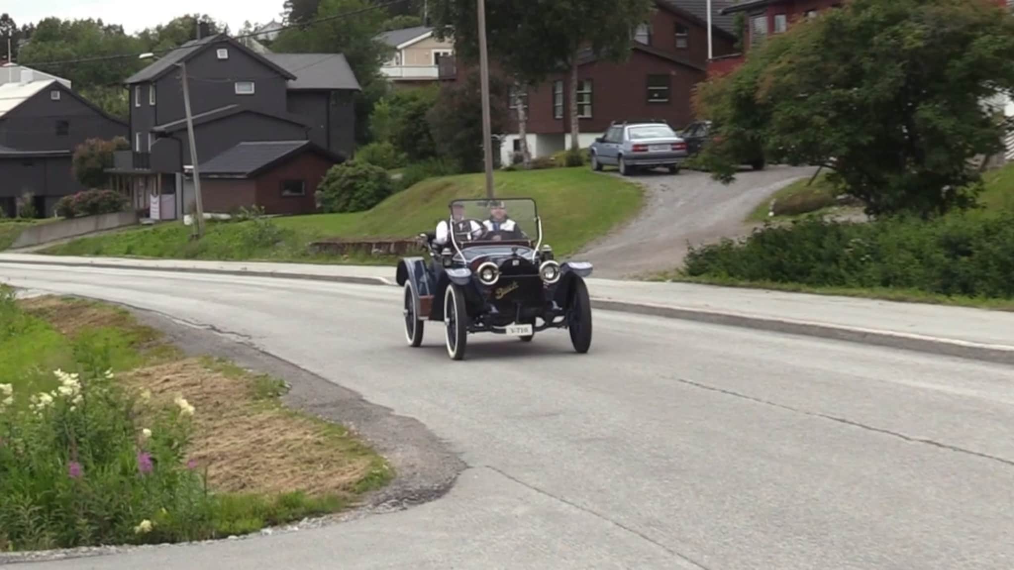På ferietur i 111 år gammel Buick