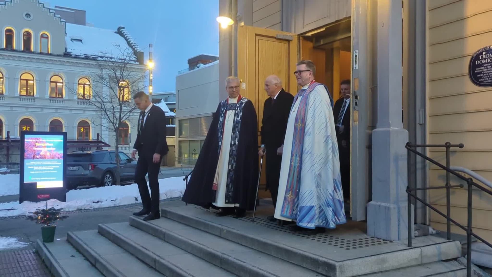 Kongen overvar vigslinga av ny-biskopen