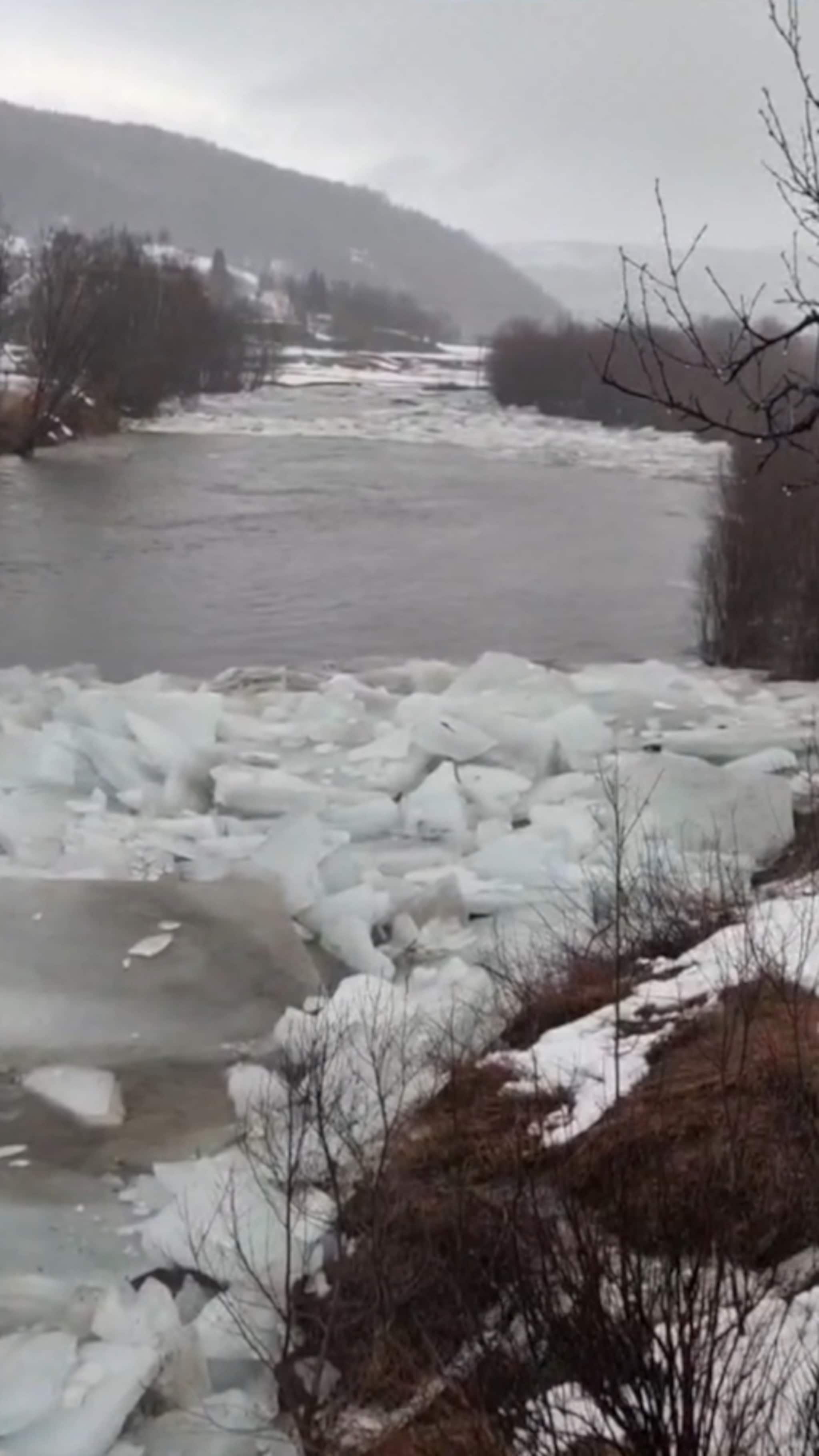 Her går isen — lager farlige propper