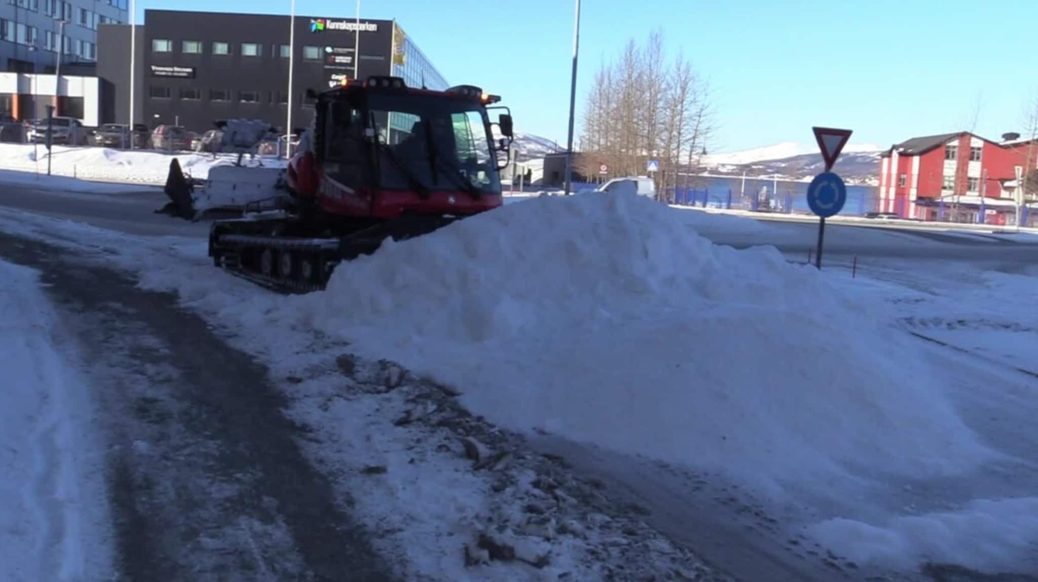 Storgata på Finnsnes fylles med snø