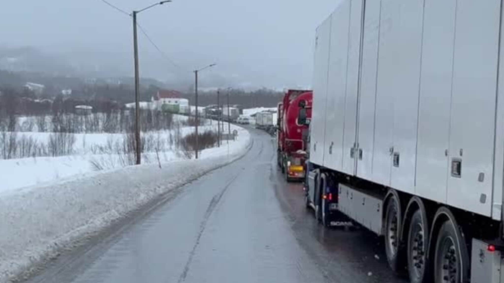 Lange køer etter snøskred på E6