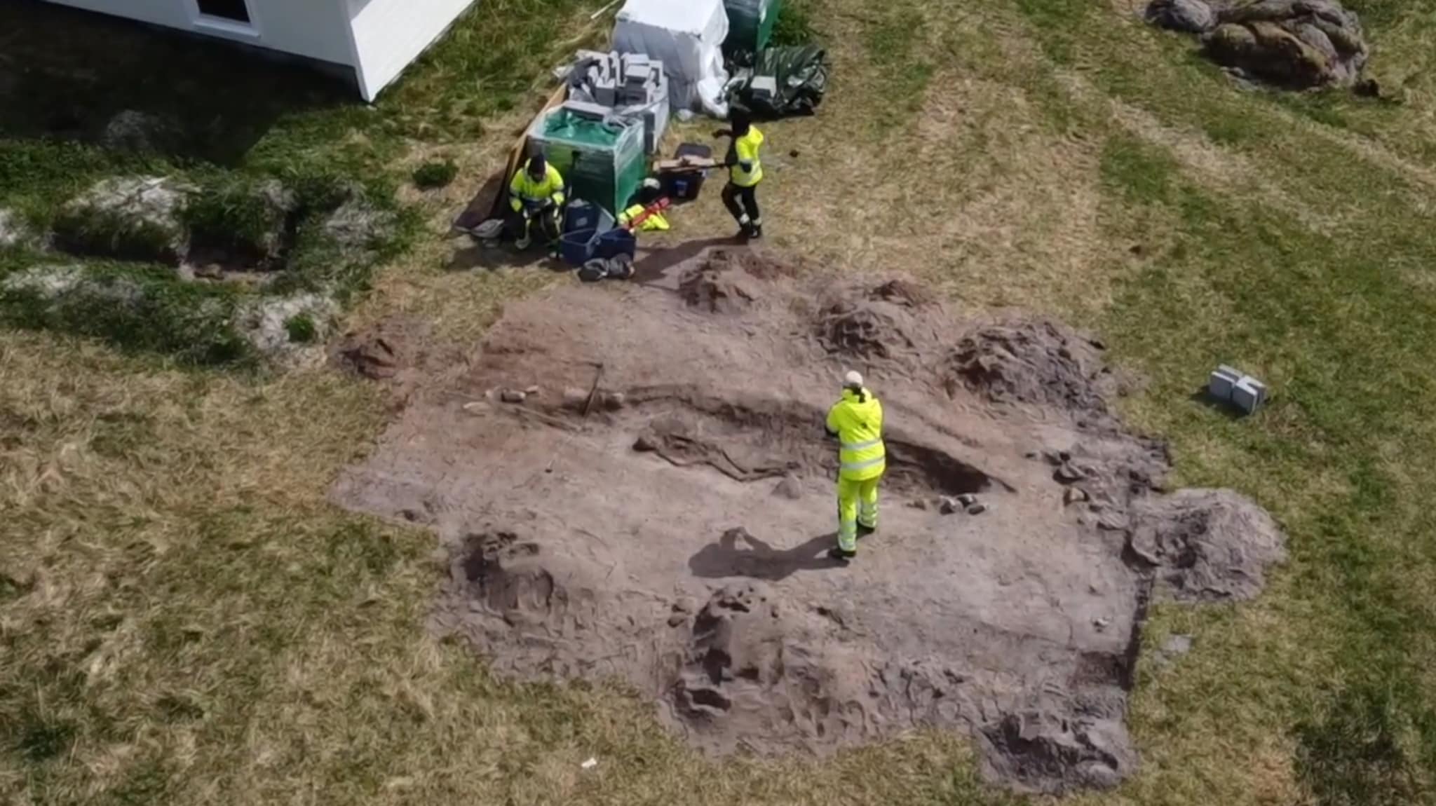 Gravde frem skjelett bak garasjen