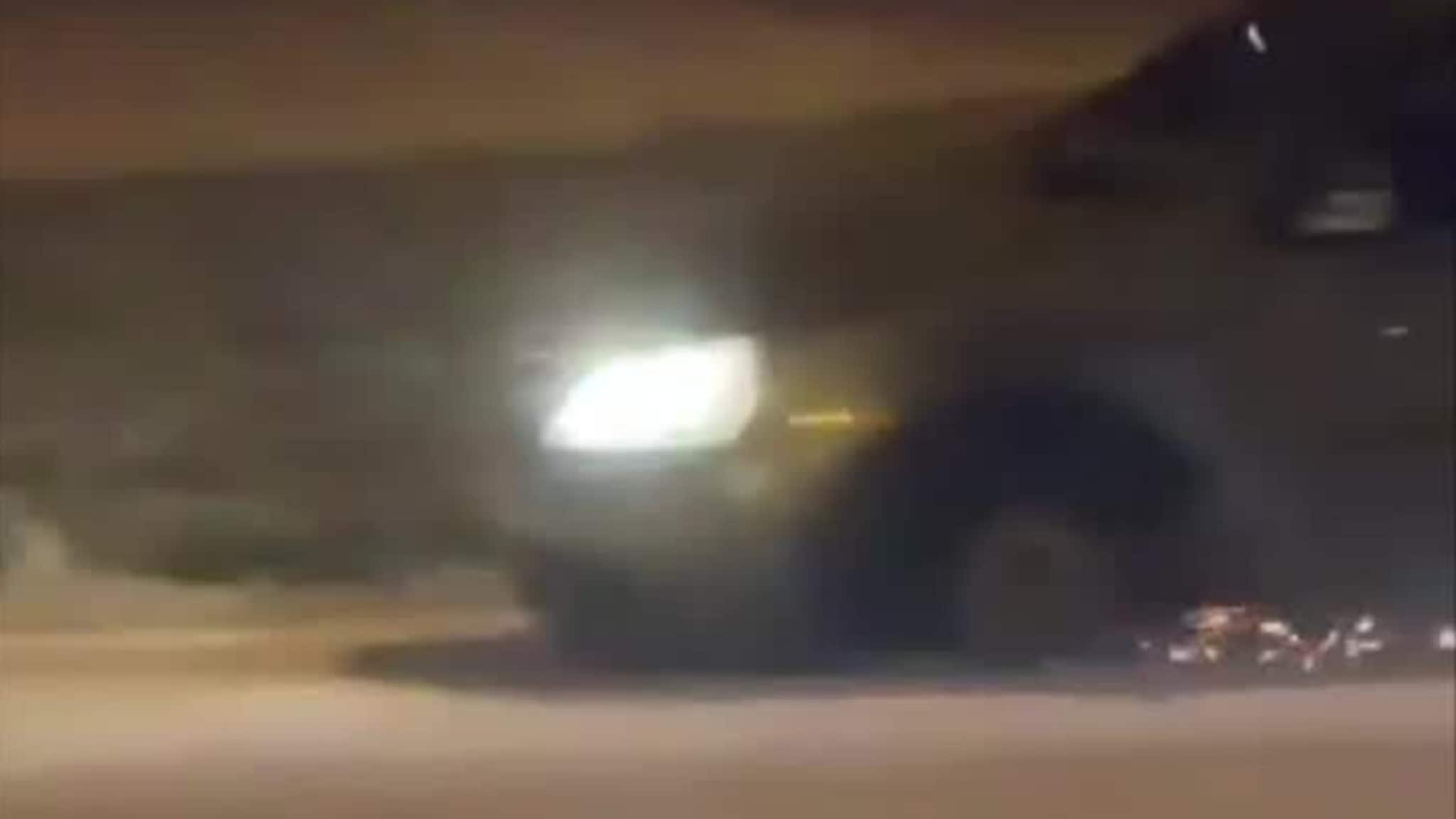Her kommer bilen kjørende på bare felgen