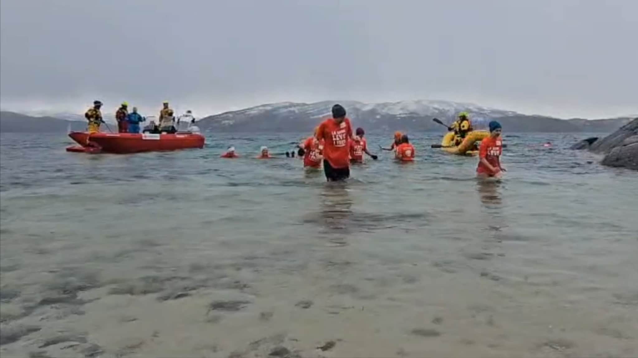 Her hopper de i det iskalde havet: – Det var for en god sak