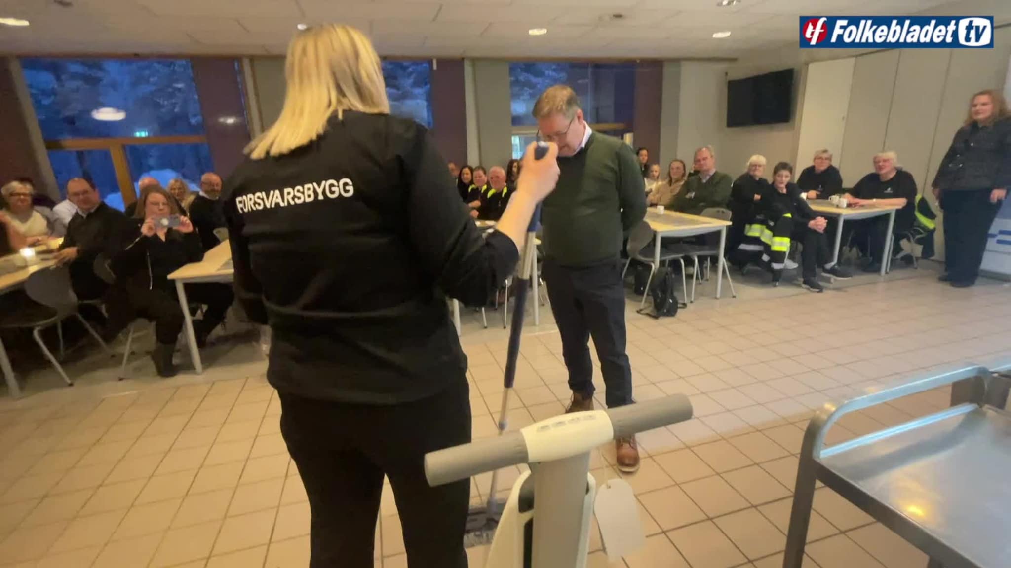 Her svinger ministeren vaskemoppen