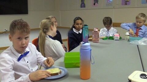 Her står elevene selv for skolematen: – Vi kan spise og slappe av sammen