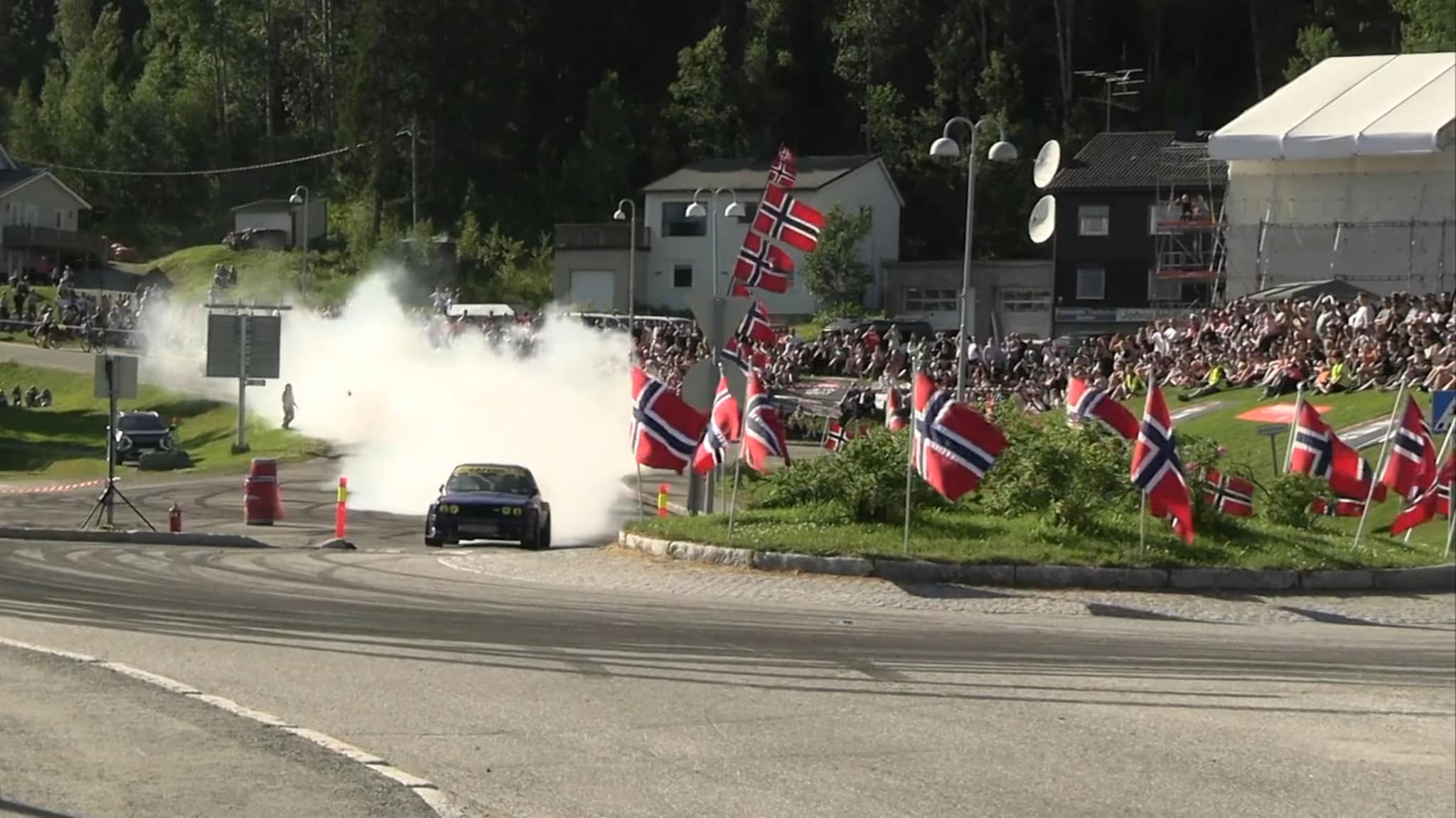 Svidd gummi og god stemning — her røyklegges sentrum nok en gang