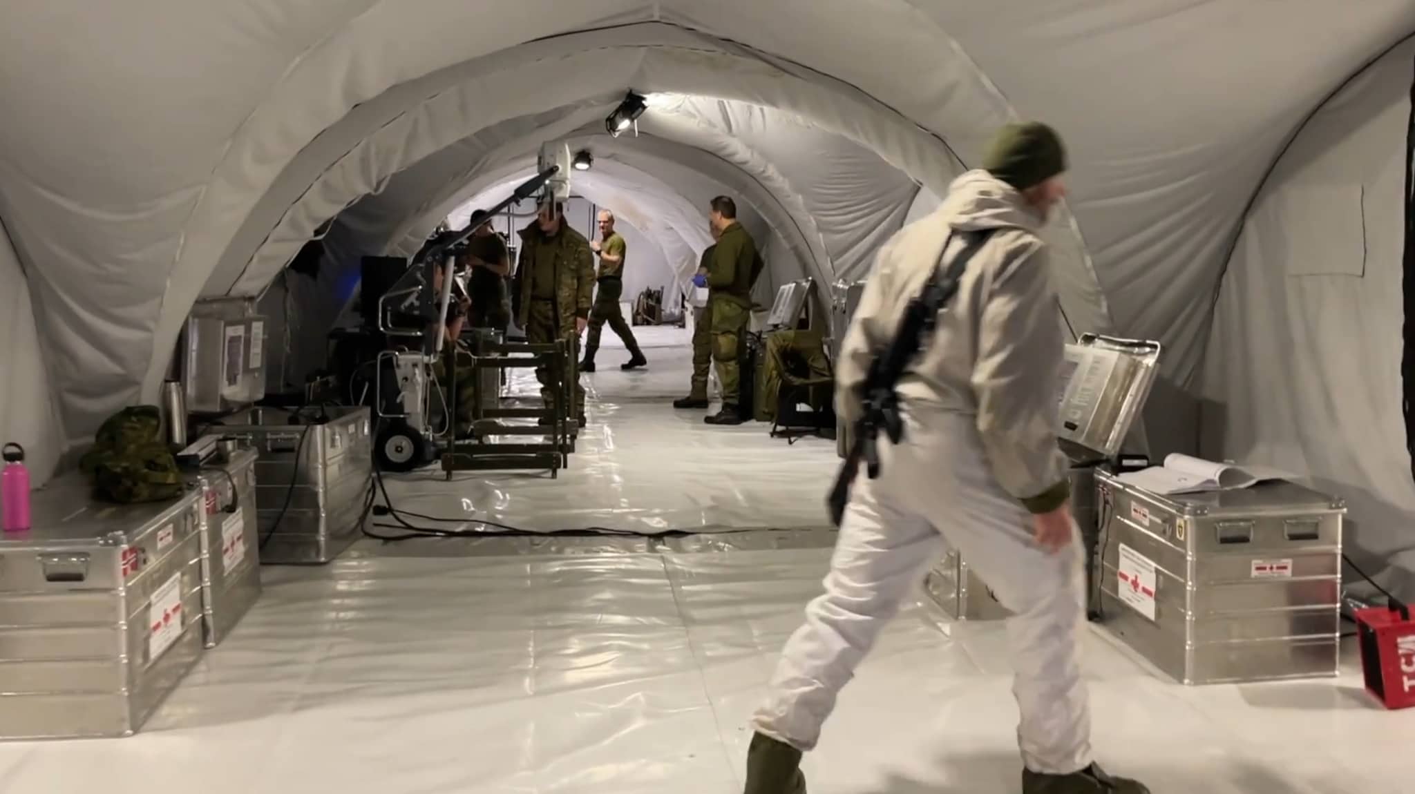 Her øver sanitetspersonell på å behandle skadde soldater