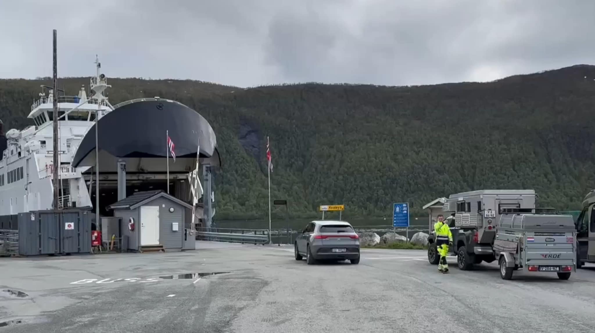 Her fikk alle bilene være med — men på andre siden av fjorden var det lange køer