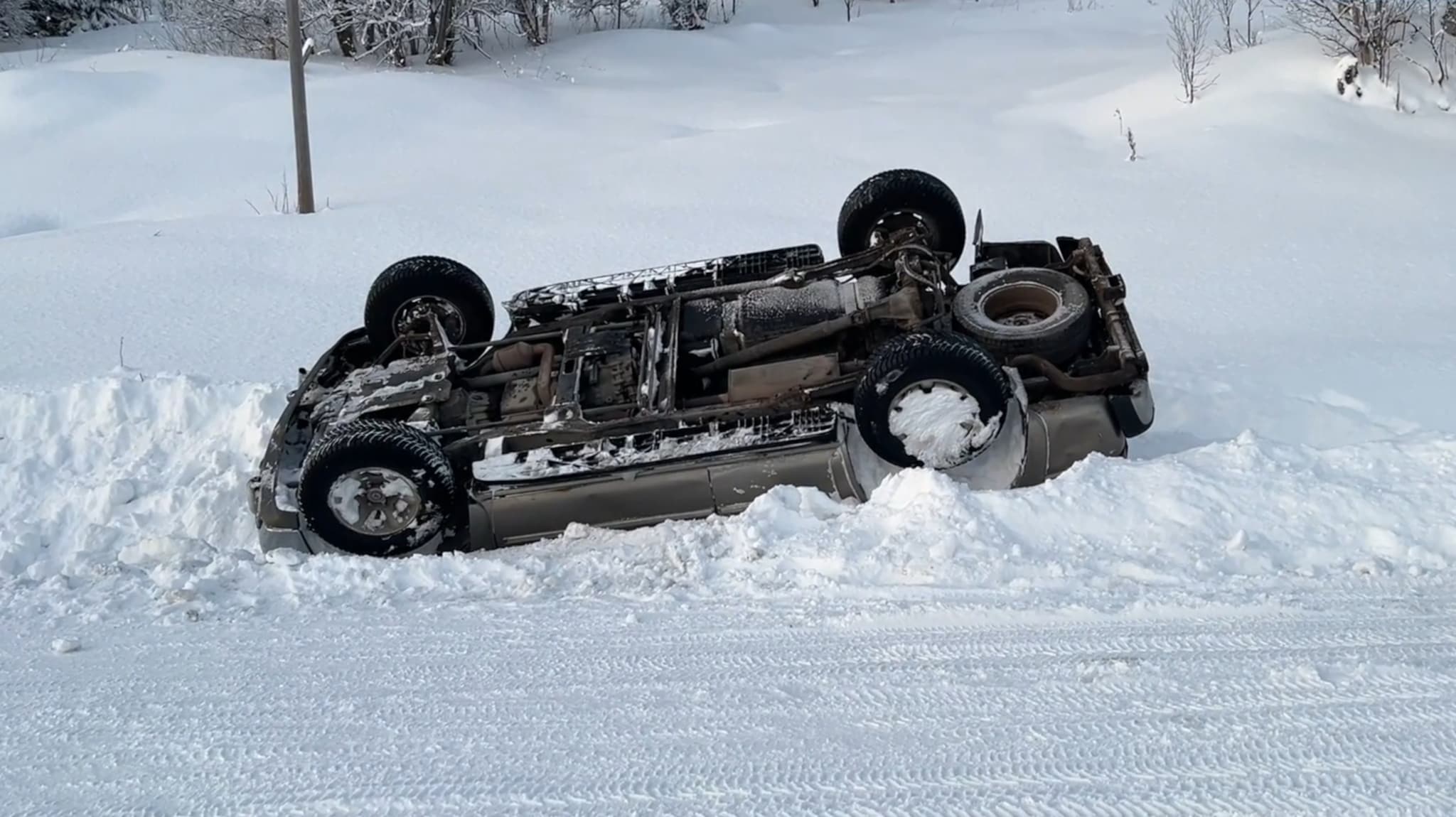 Bil gikk rundt og havnet på taket