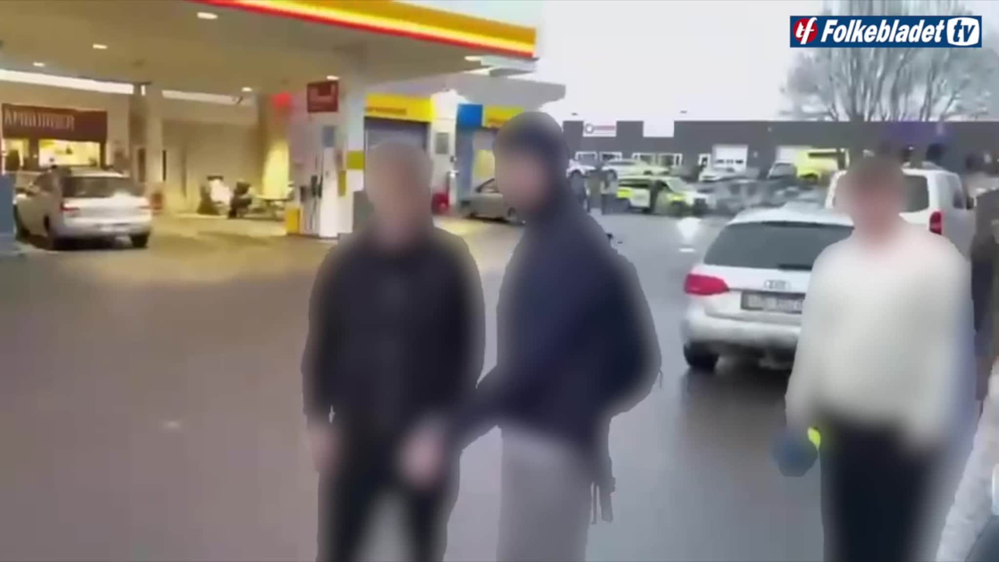 Her blir guttene lagt i jern av politiet