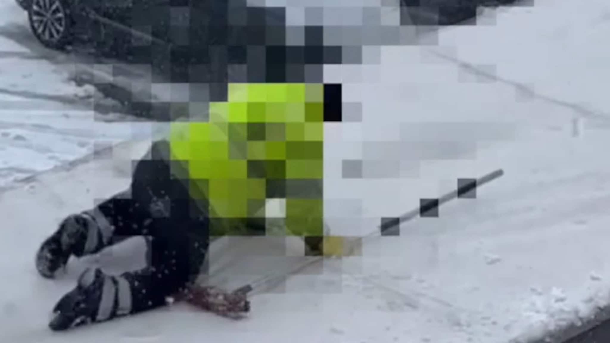 Ikke helt enkelt å holde taket snøfritt