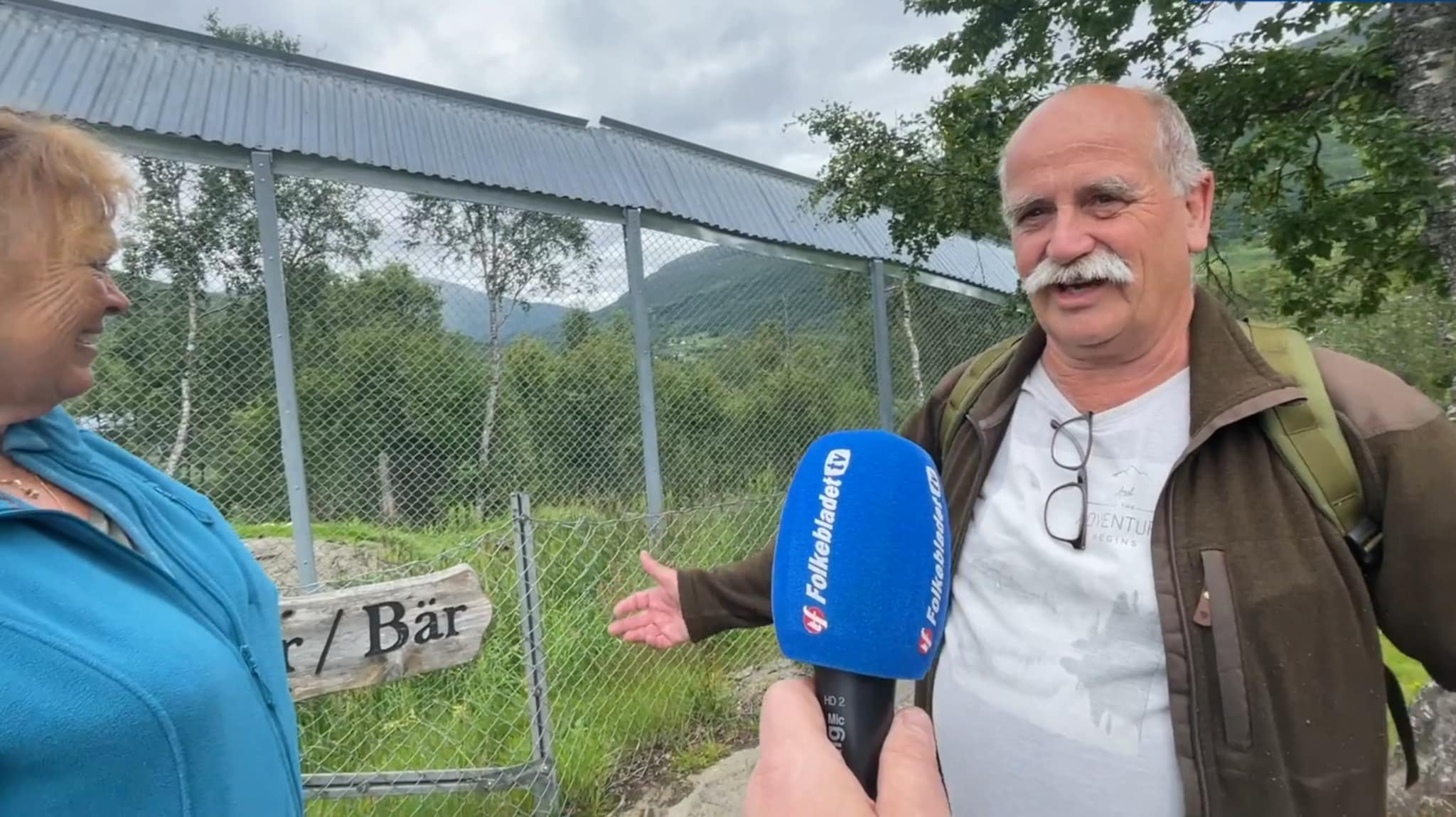 Mange nasjonaliteter møtes rundt dyrene