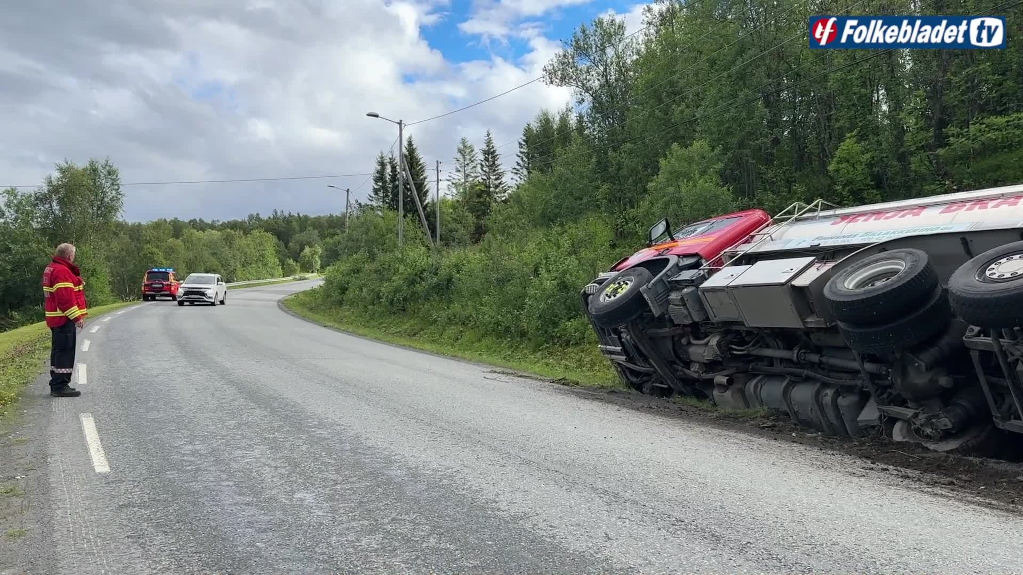 Denne brannbilen havnet i grøfta