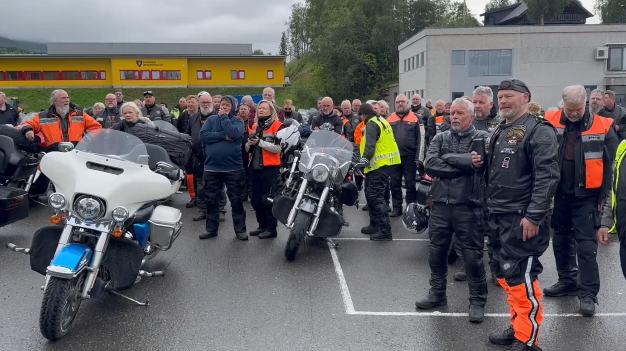 På tur med over 100 Harley-sykler