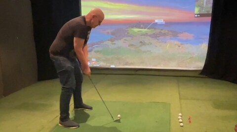 Her får reporteren teste golfsimulatoren — eneste av få i Midt-Troms