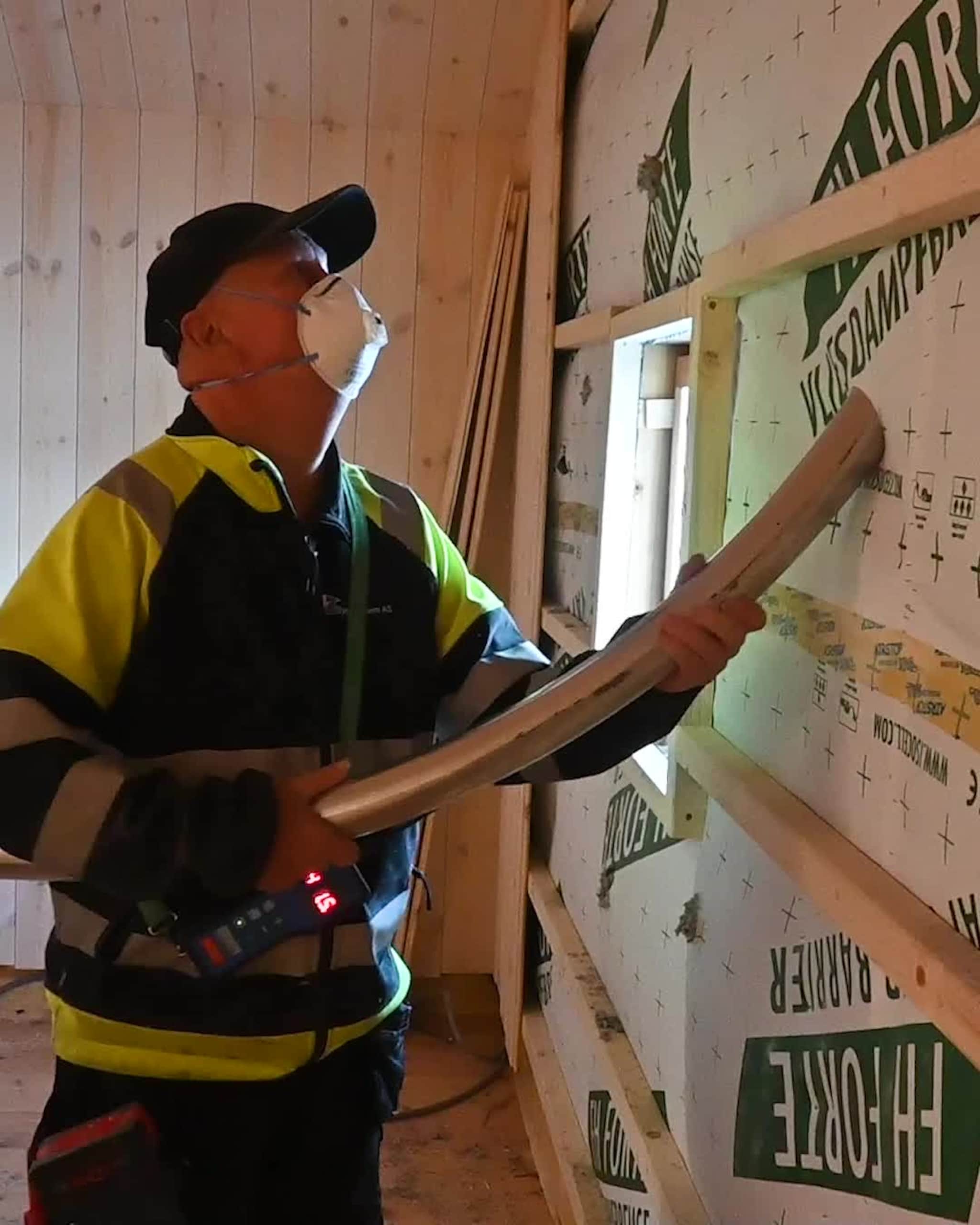 Far og sønn isolerer brygge