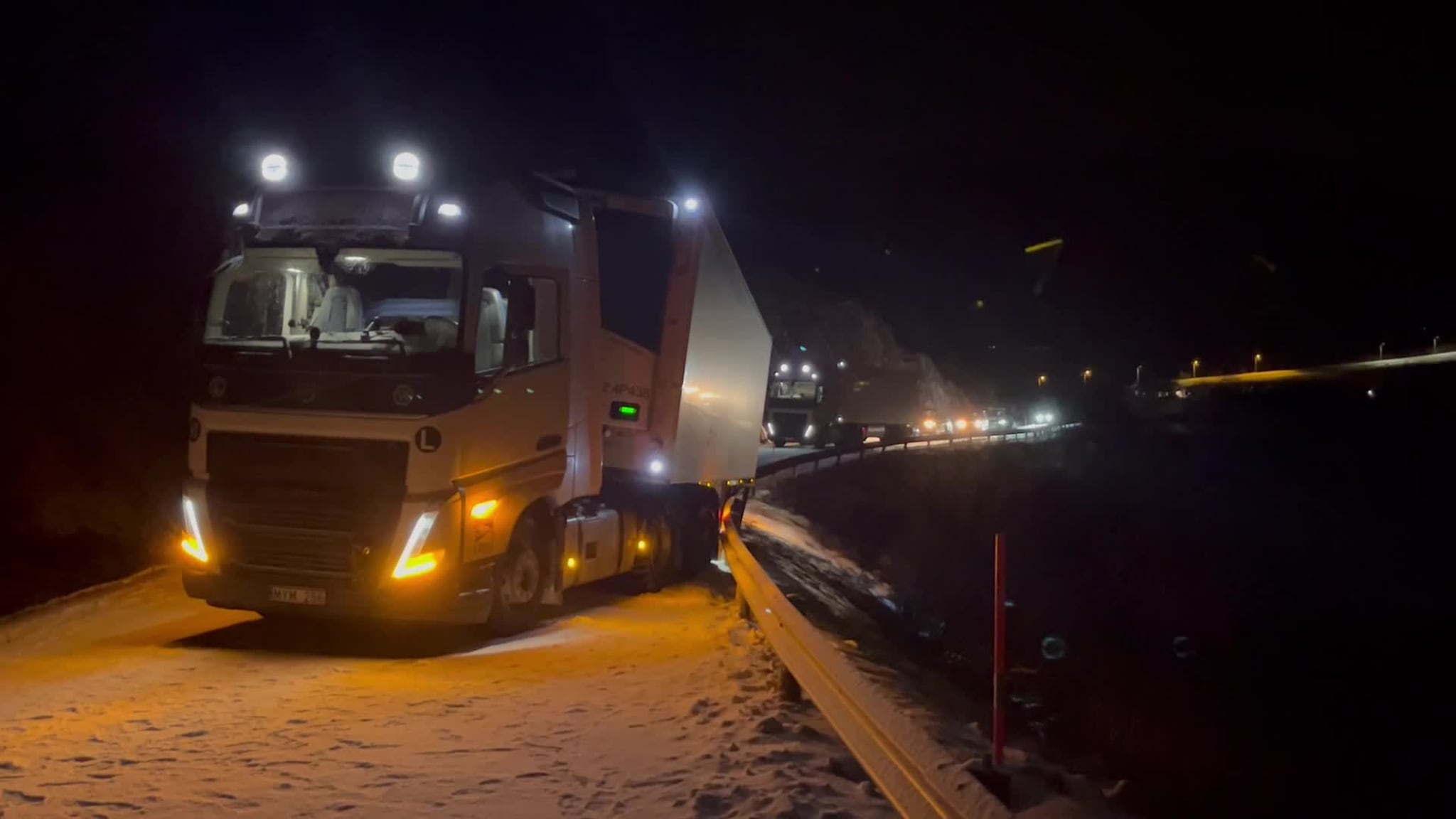 Her henger traileren utenfor autovernet