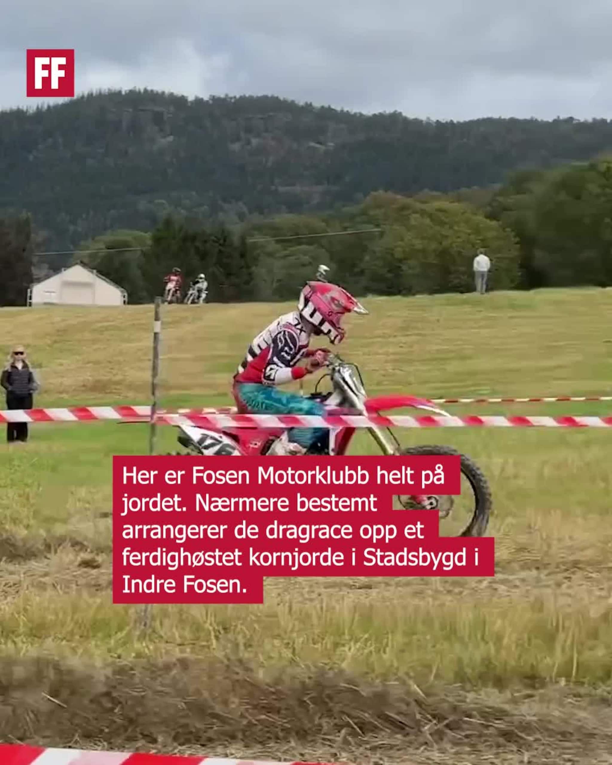 Her suser de opp kornåkeren på motorsykkel