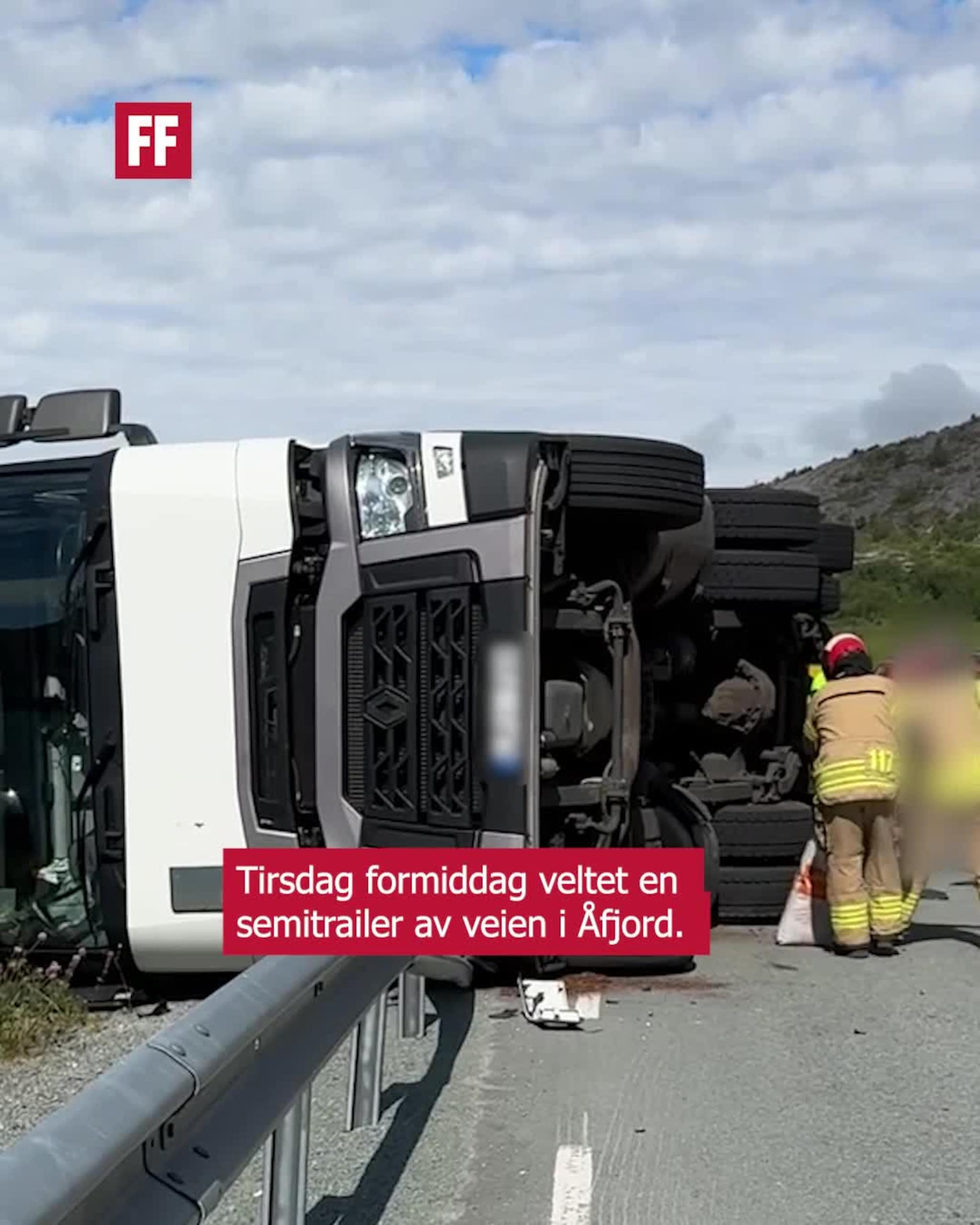 Semitrailer veltet av veien