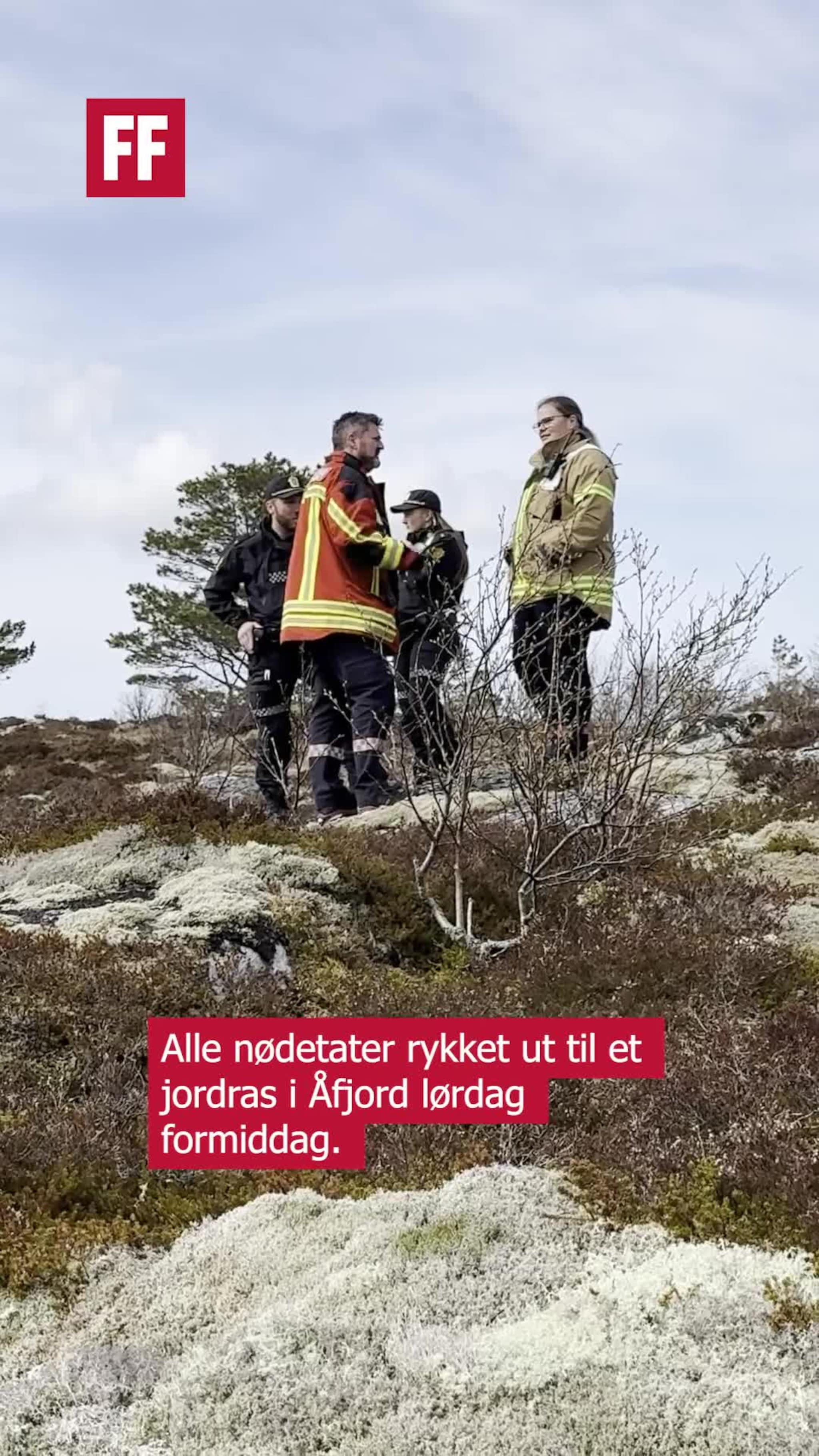 Gravemaskin havnet på sjøen etter jordras