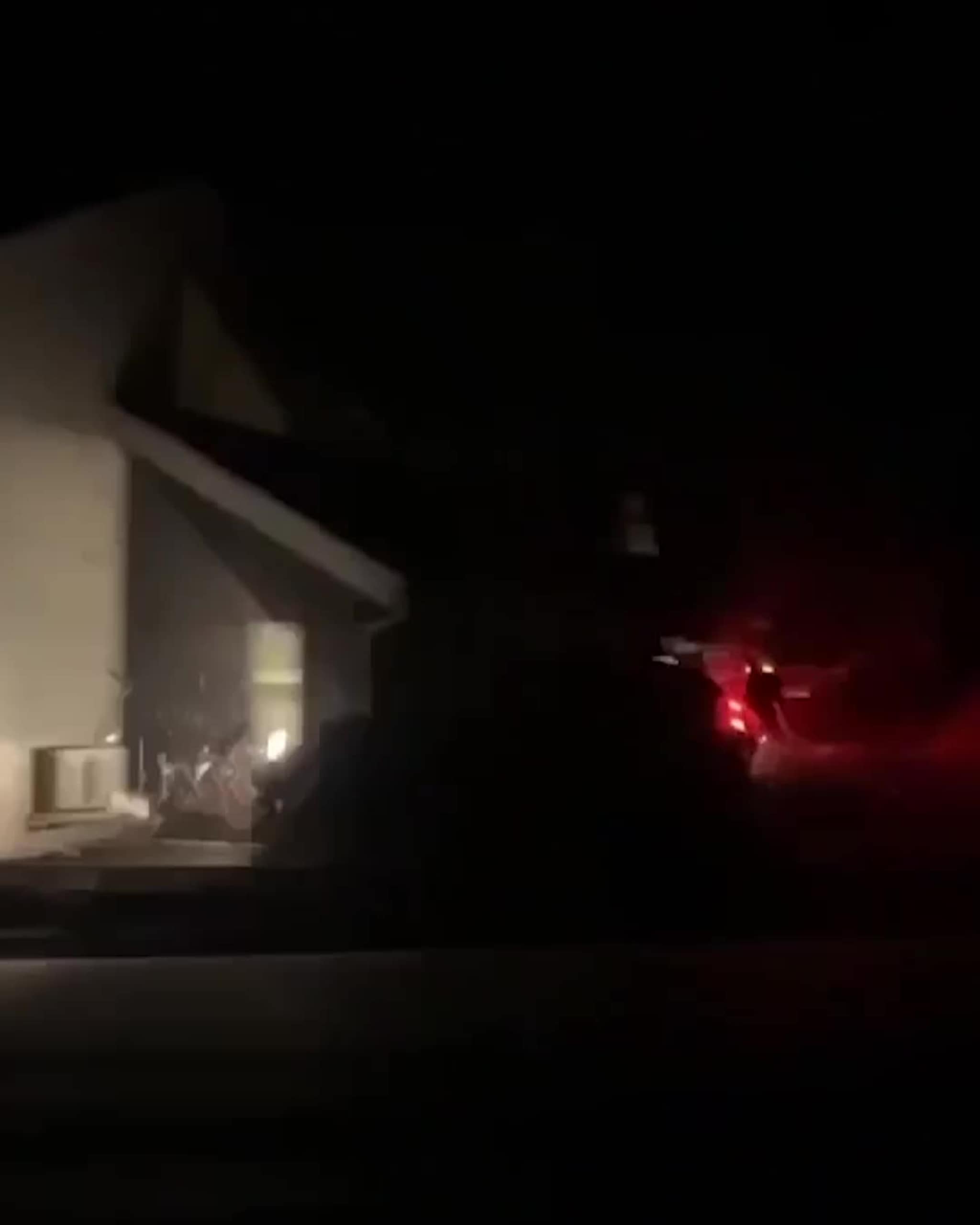 Her dundrer bilen inn i husveggen