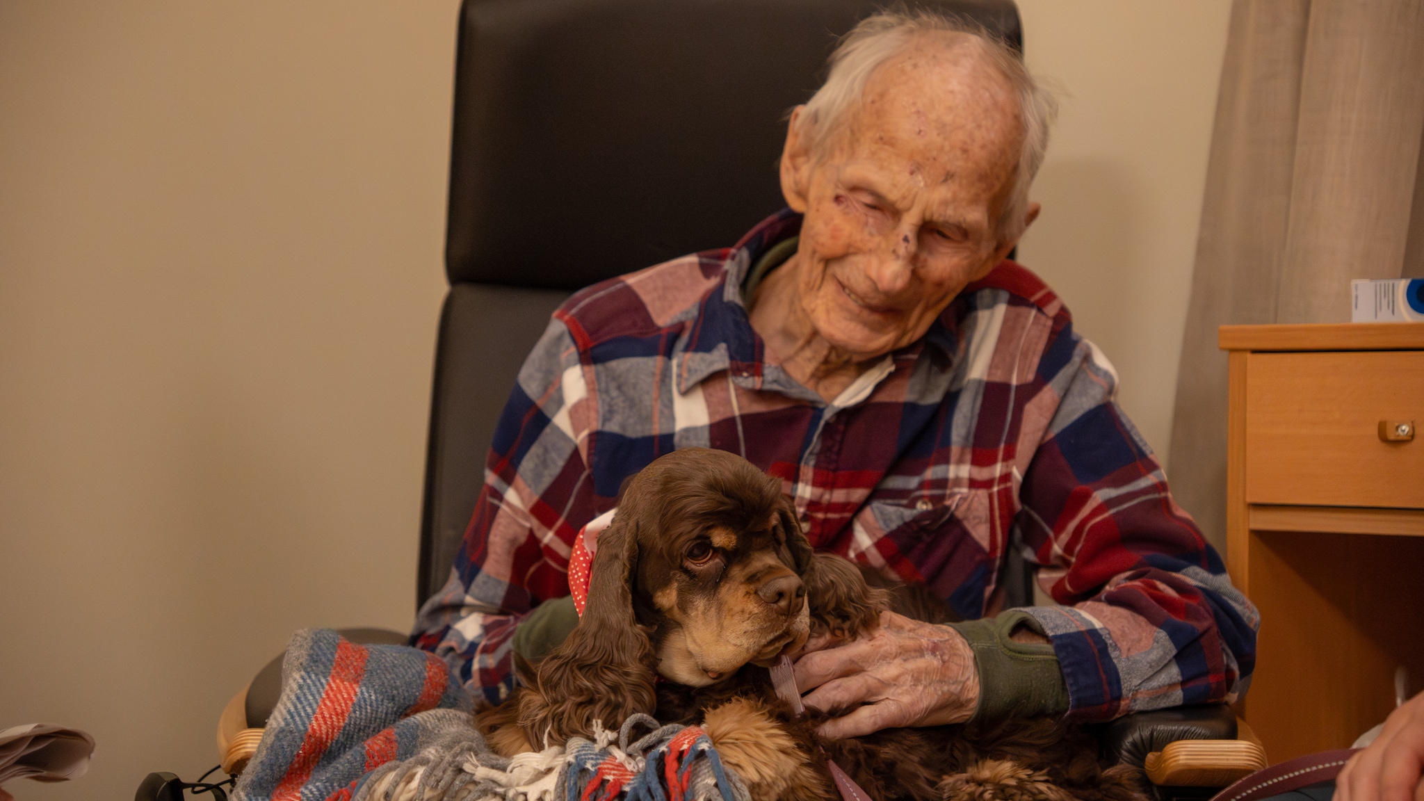 Her er Ariel (4) på jobb: - Vi må dele henne med flere