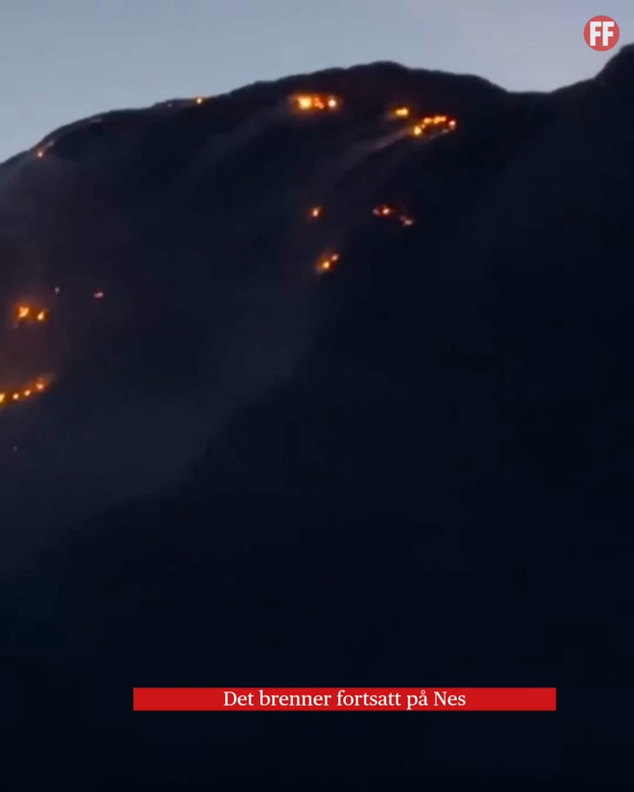 Det brenner fortsatt i Tønnølsfjellet på Nes i Ørland