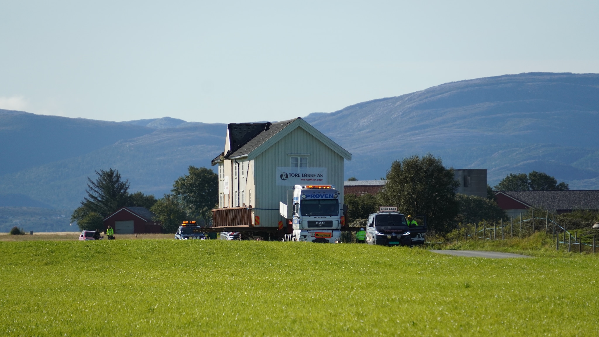 Kjørte hus langs veien