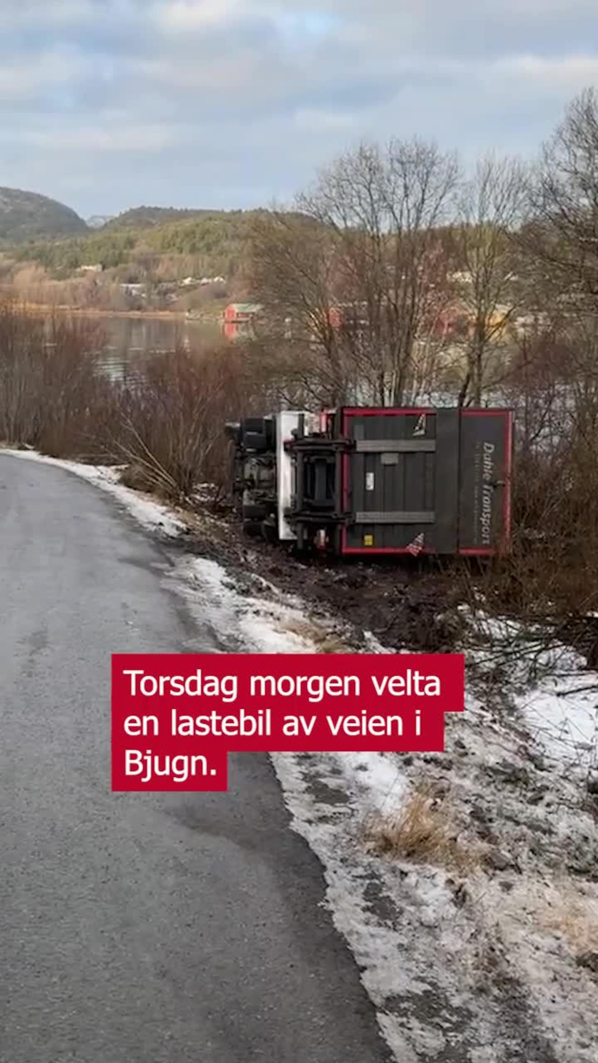 Lastebil velta av veien
