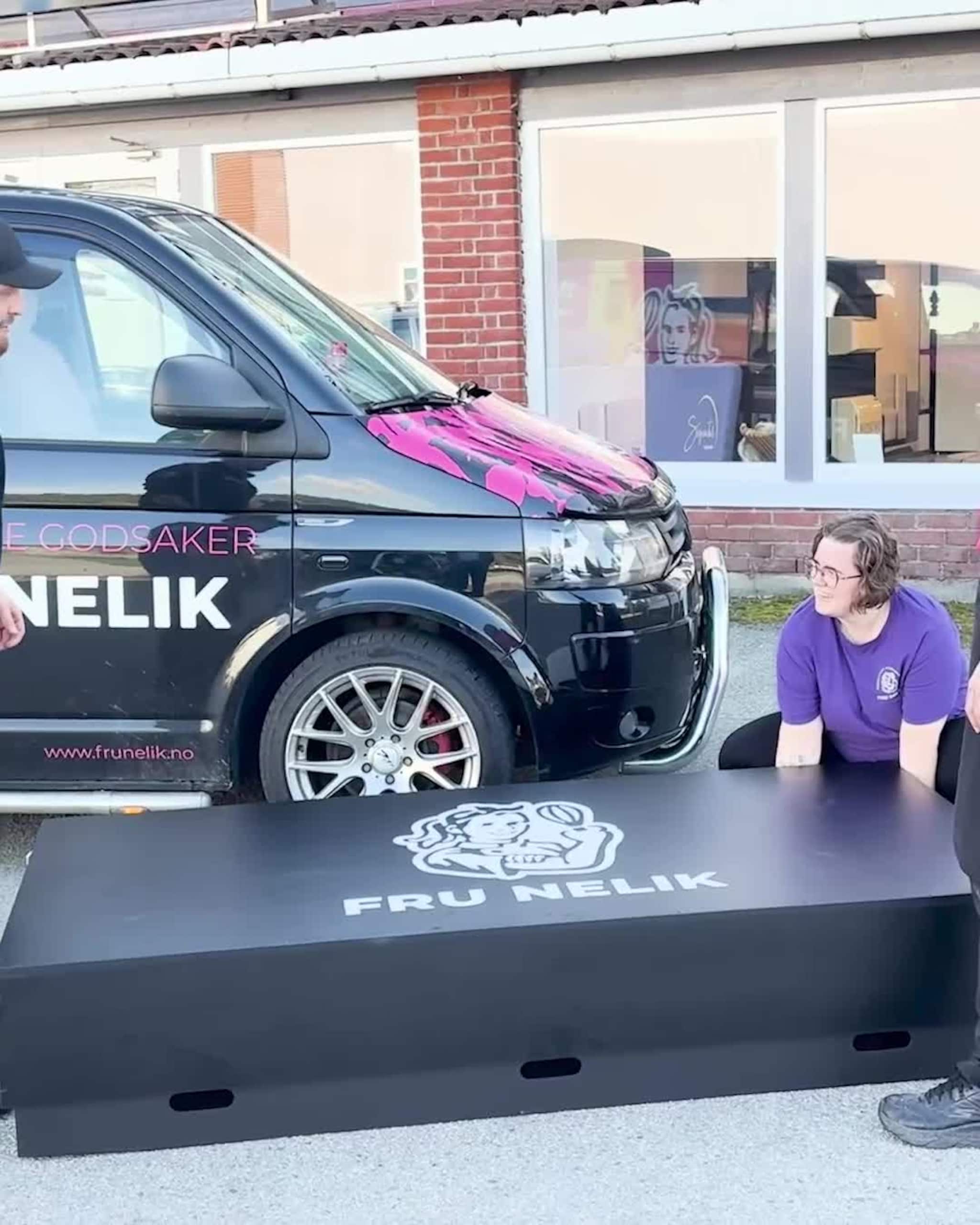 Fikk bestilling på kake stor som ei låvedør