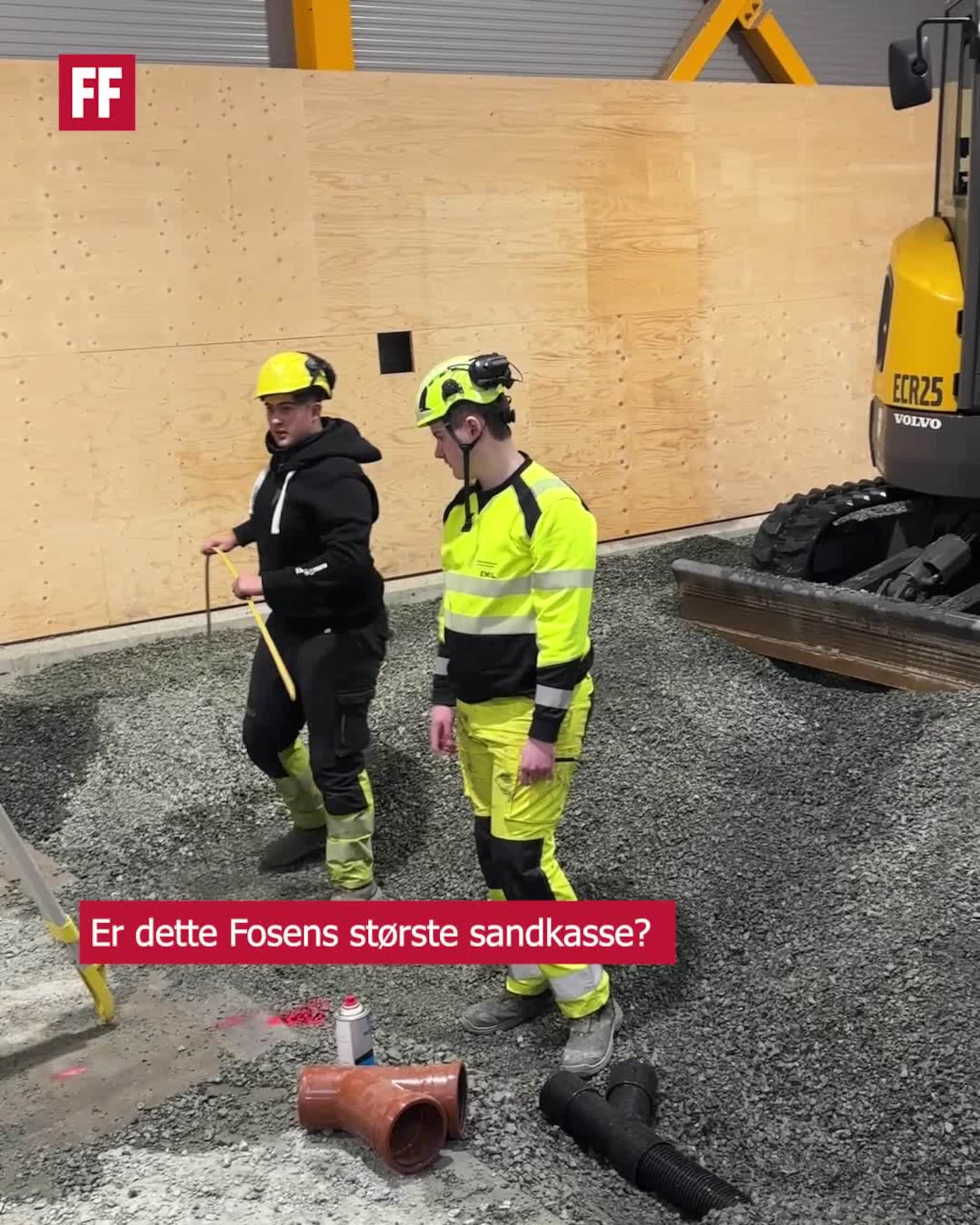 Elevene leker seg i 300 kubikk grus