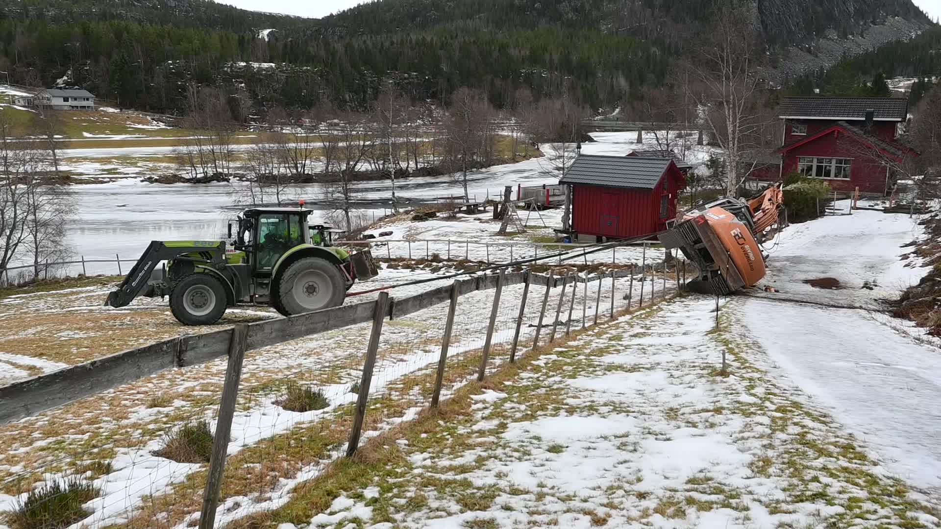 Skled Og Rullet 20 Meter I Gravemaskinen: – Han Har Hatt Kjempeflaks ...