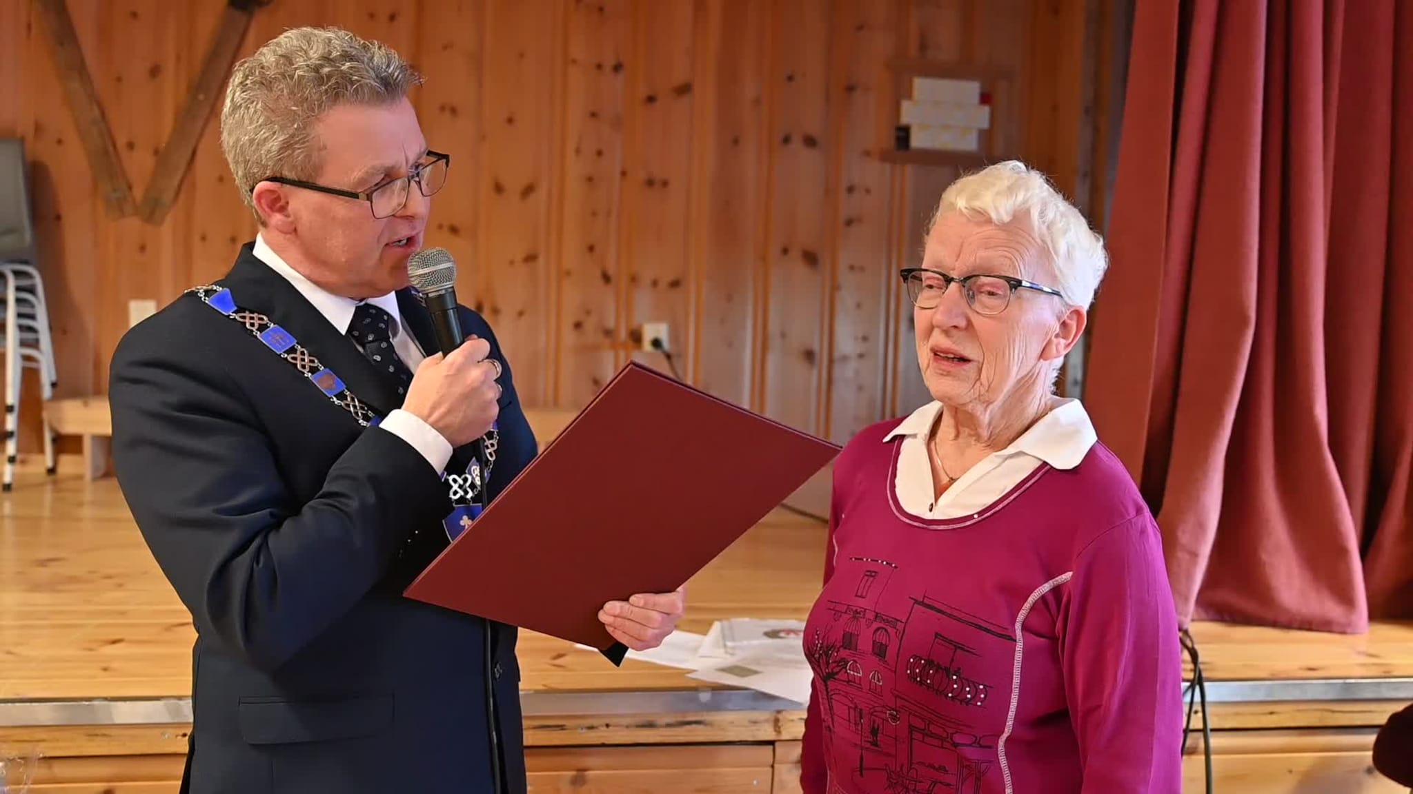 Kongens fortjenstmedalje til Anne-Marie Sæthertrø.MOV