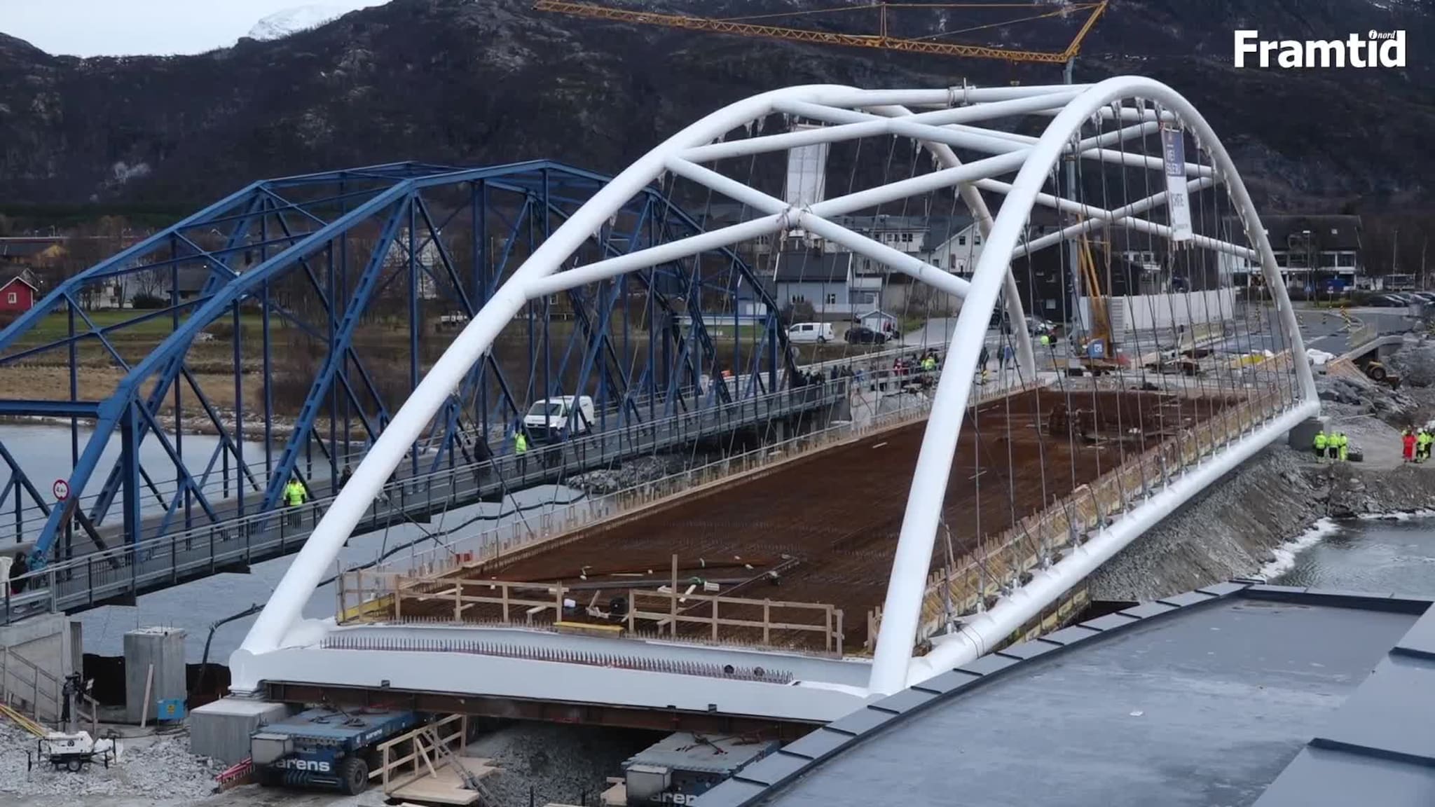 Her ble brua kjørt på plass