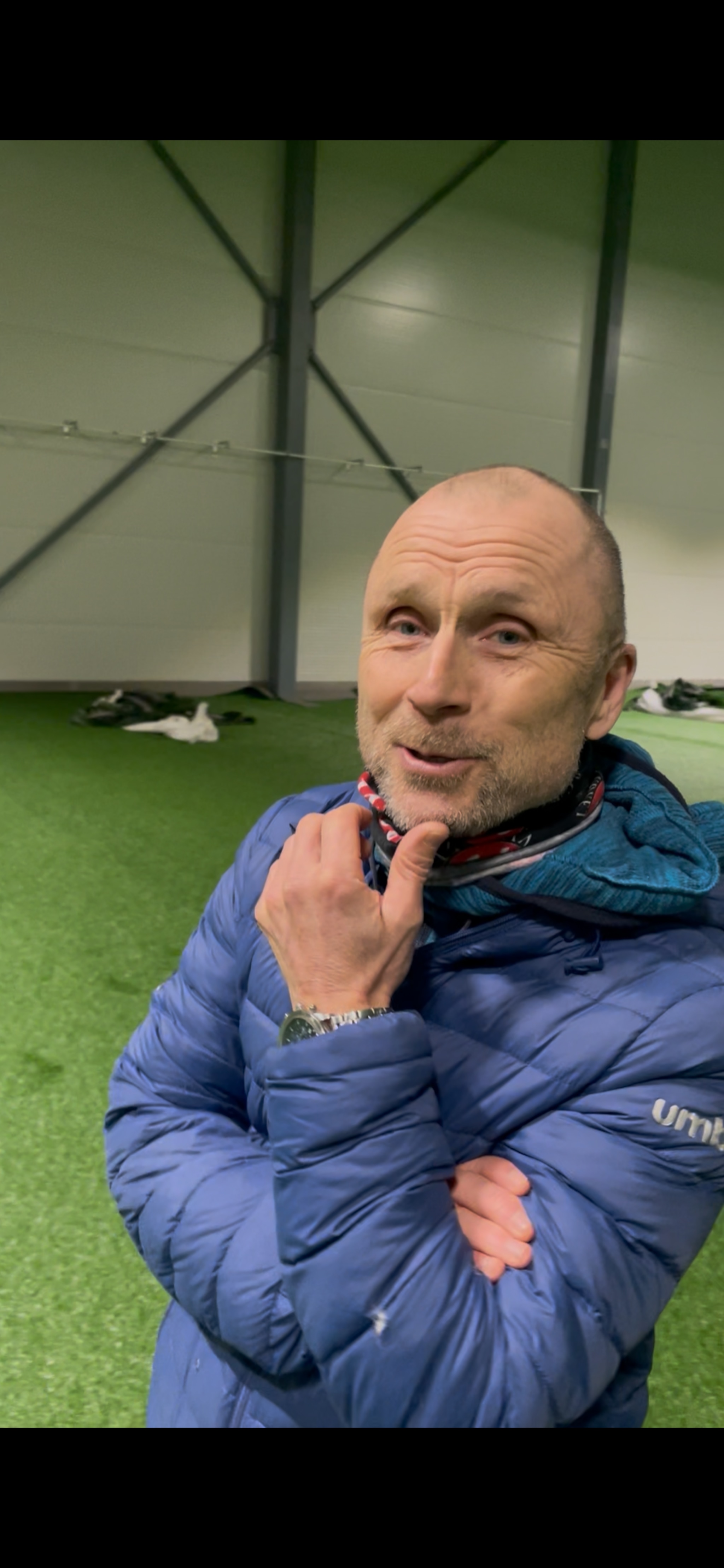 Fotballhallen på Skjervøy har fått gress