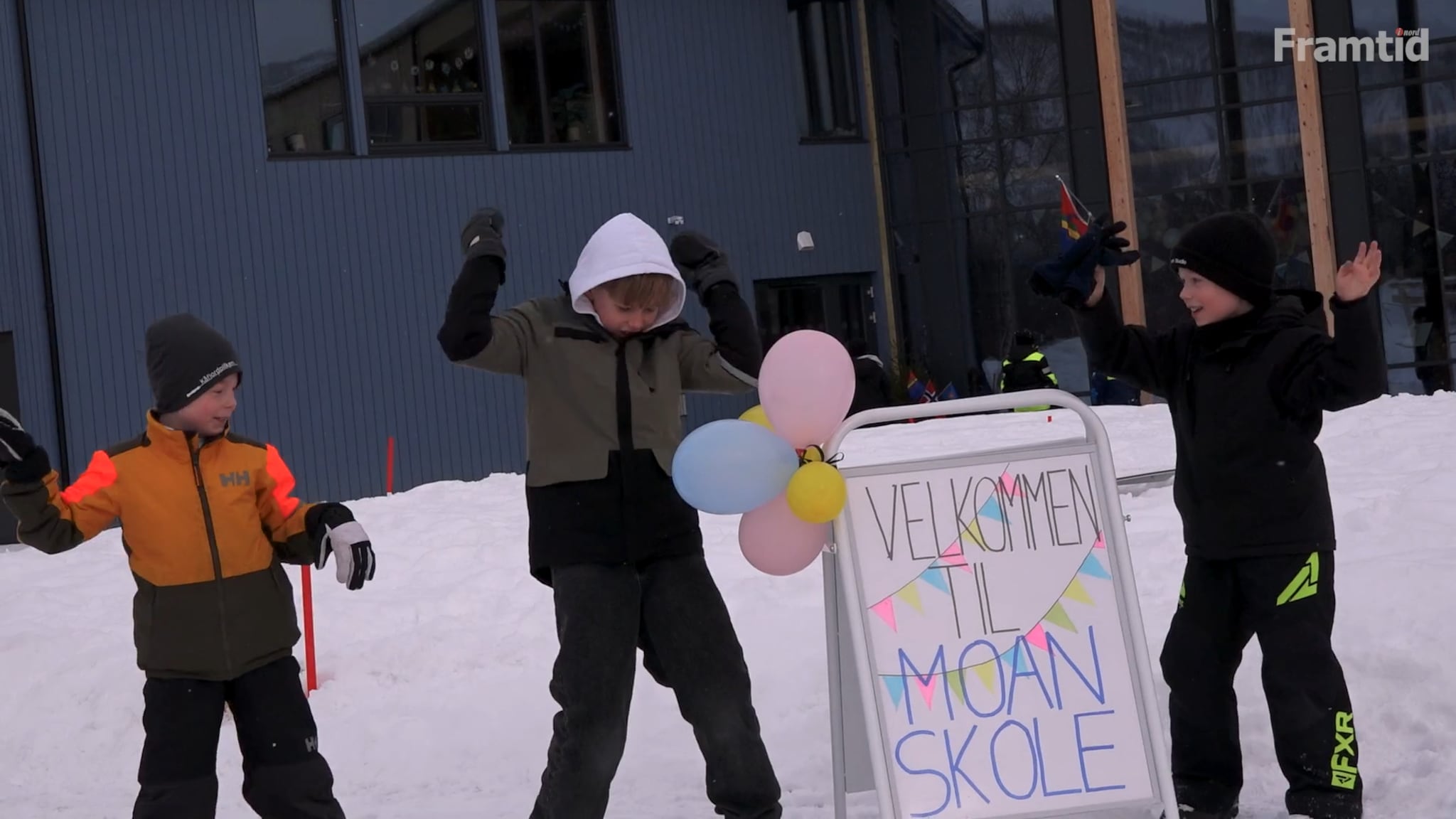 Synger og danser på splitter ny skole