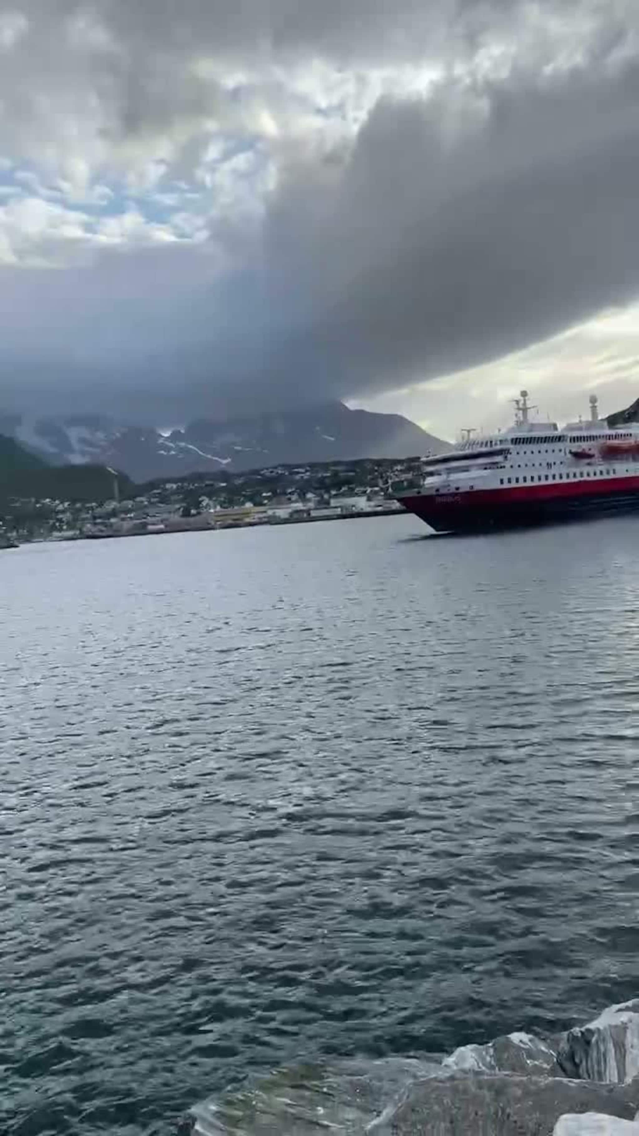 Her får de hurtigruta med på å ro