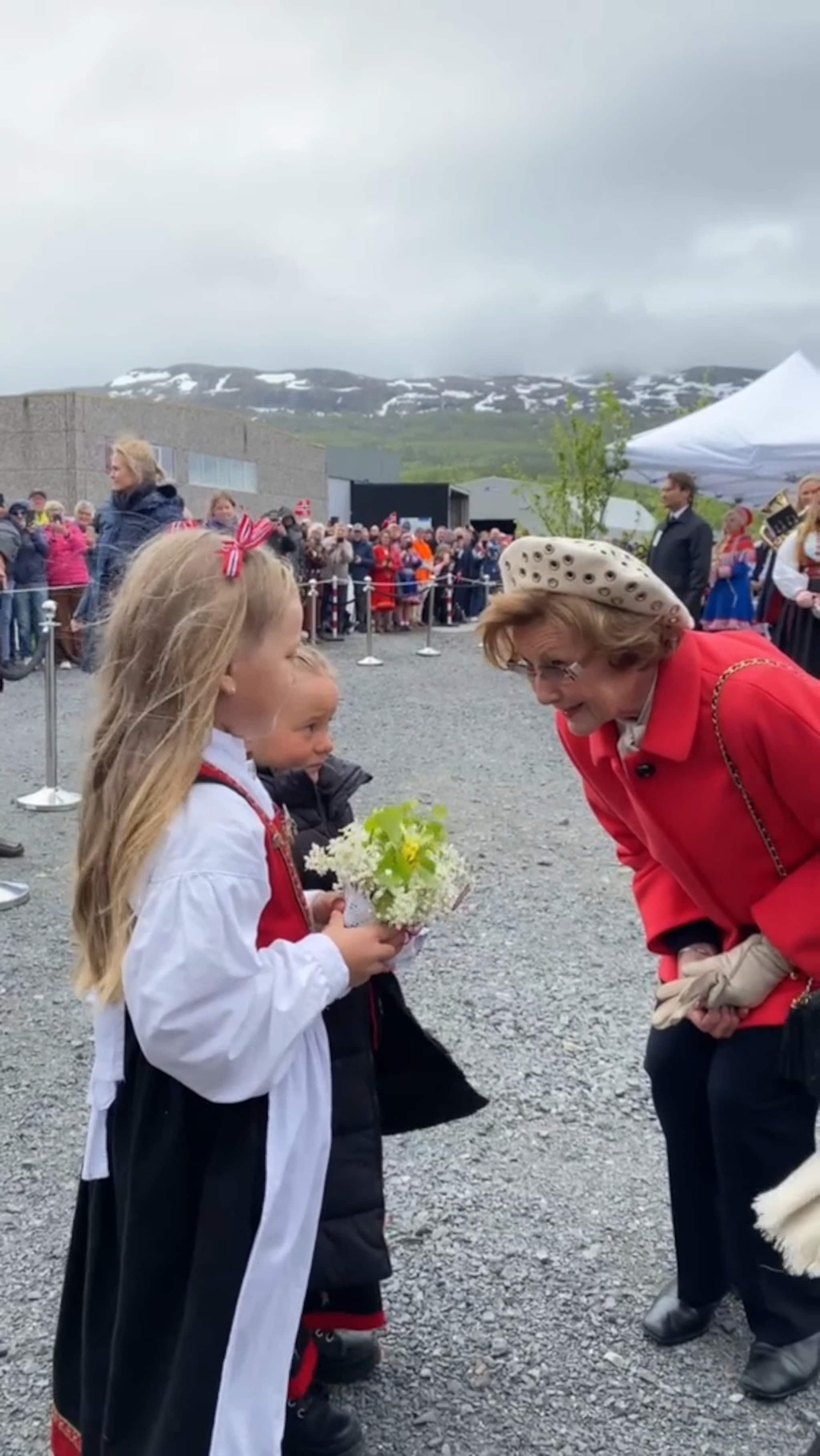 Her ankommer Kong Harald og Dronning Sonja Kvænangen